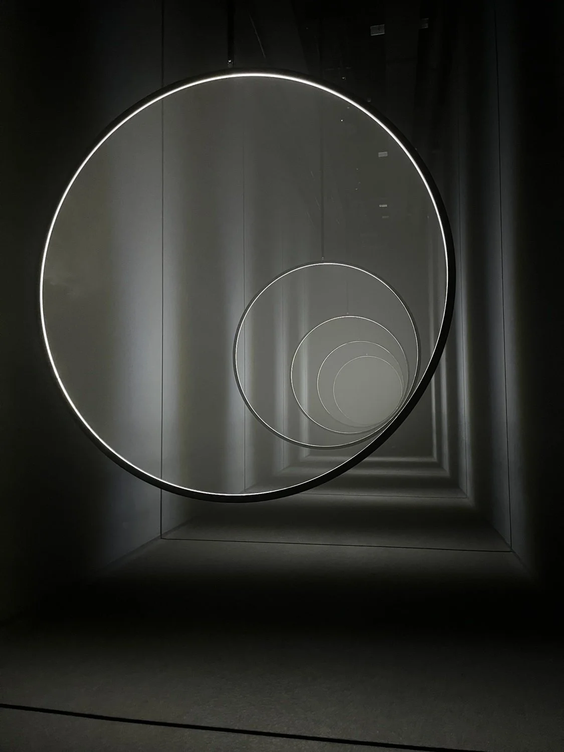 Britta Dirrigl 
BETWEEN THE CIRCLE  
instagram: @Bitteeinbrit