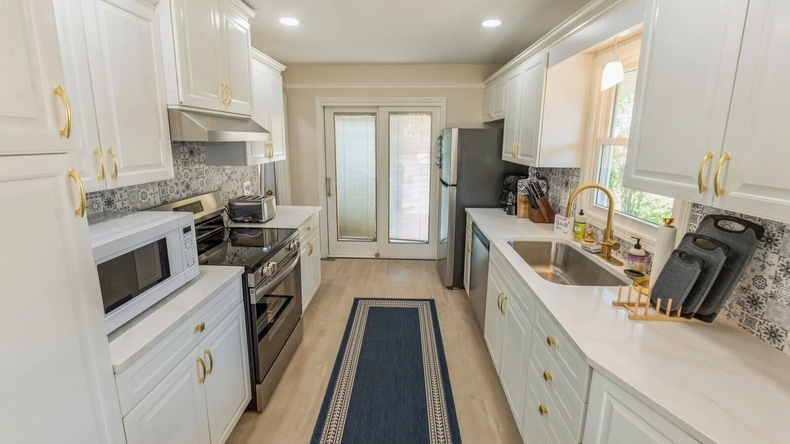 Fully stocked kitchen with morning sunshine!
Cookware, dishes and utensils included.