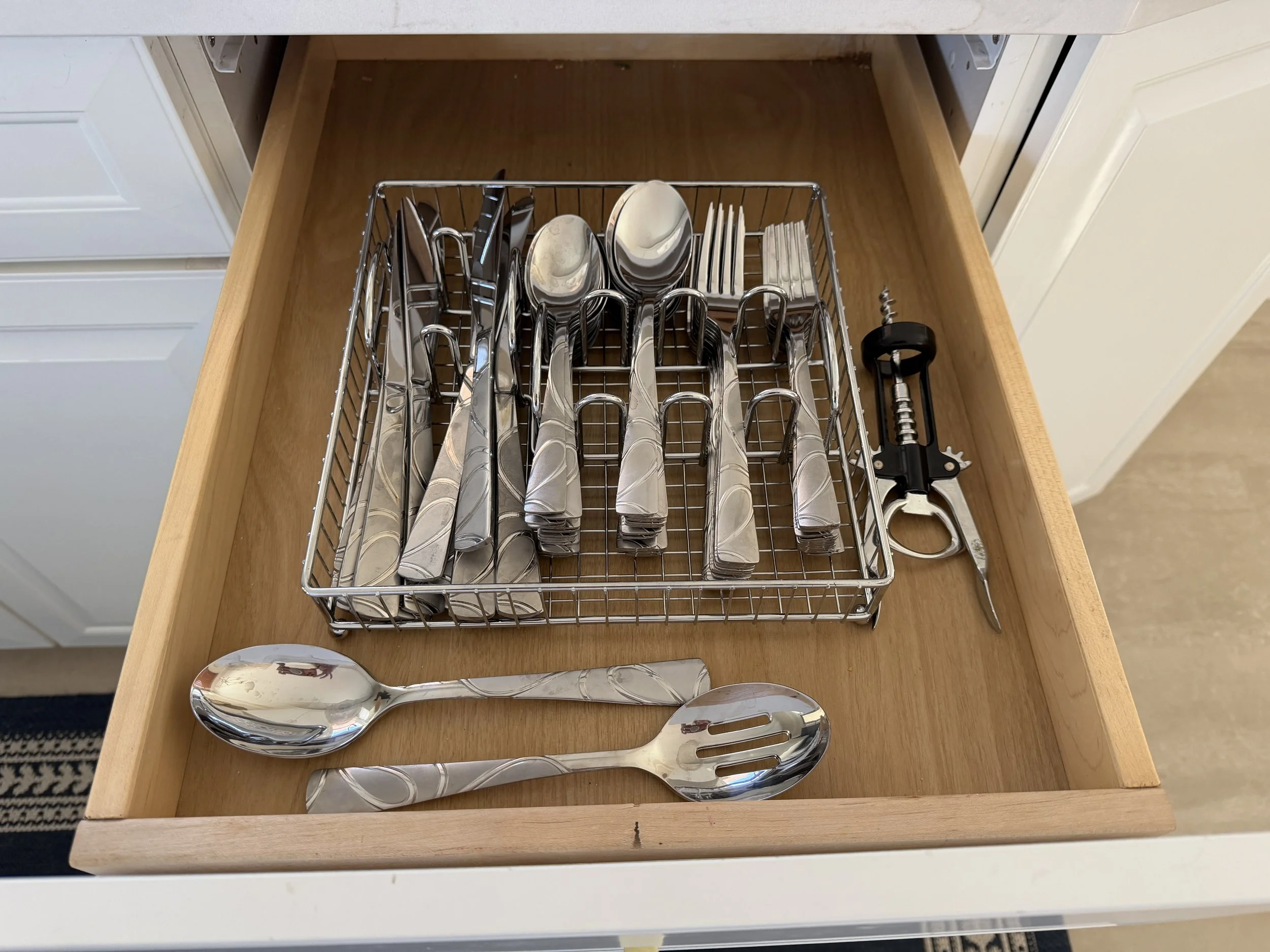 Full silverware set of 8.
Ideal service for groups of 4-6