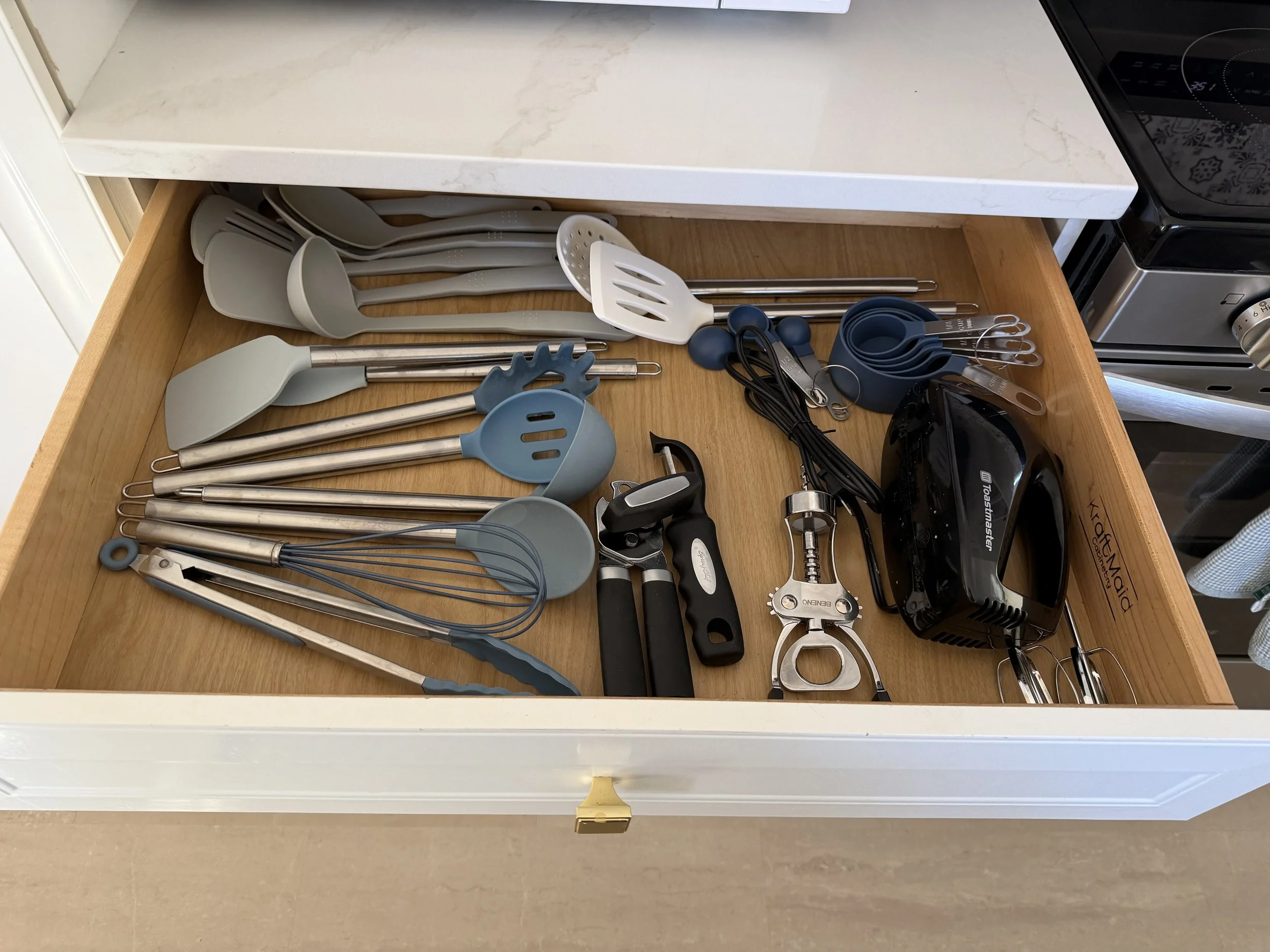 Complete kitchen utensils.
Spatulas, openers and tools including mixer.