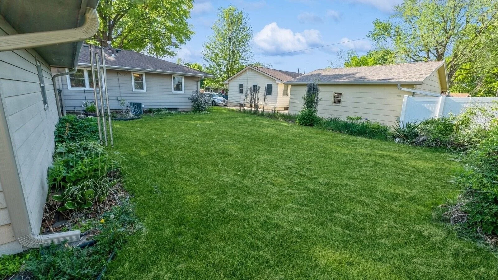 Large private backyard.
Quite neighborhood setting.