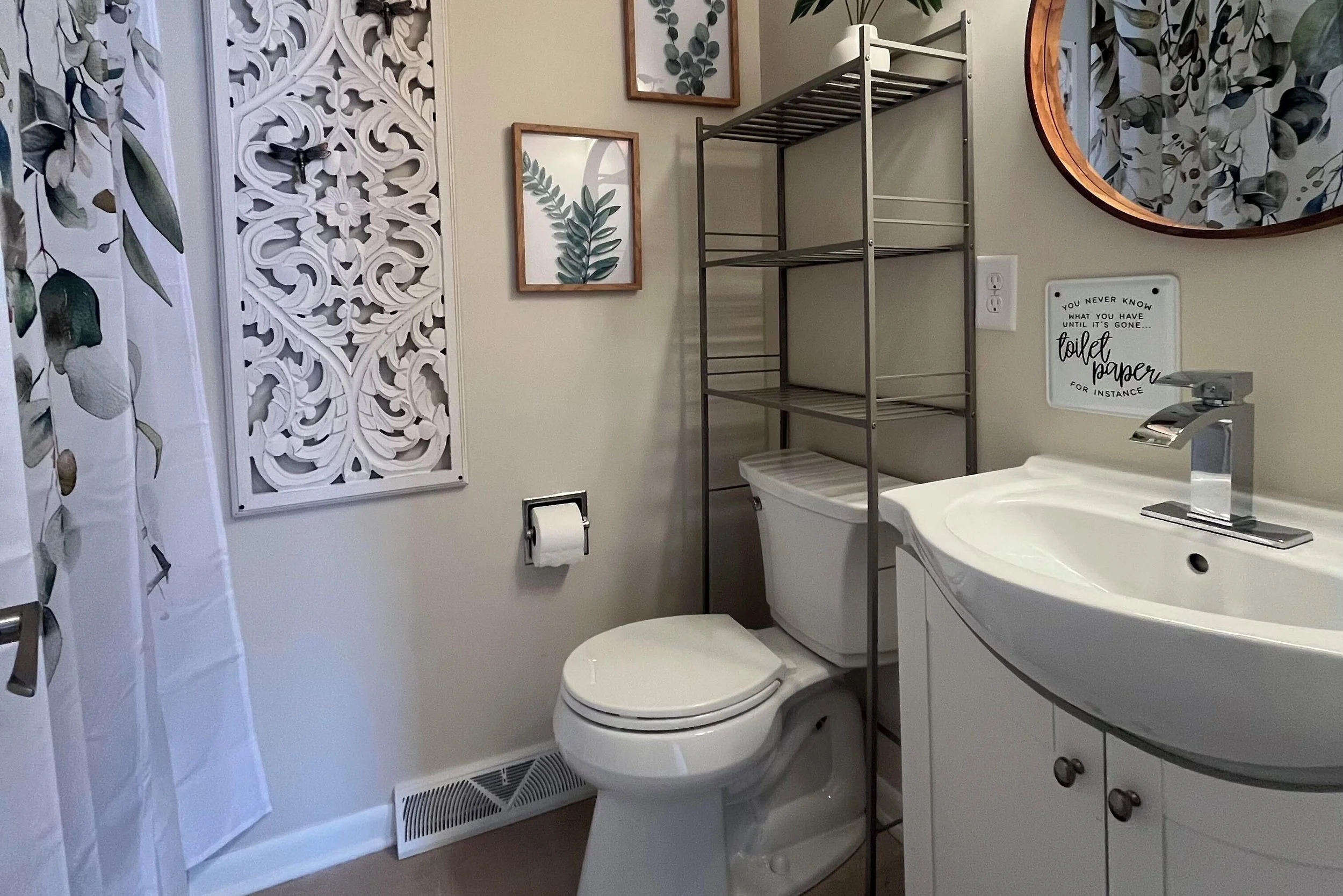 Clean bathroom all new fixtures.
Fresh towels and essentials to start your stay.