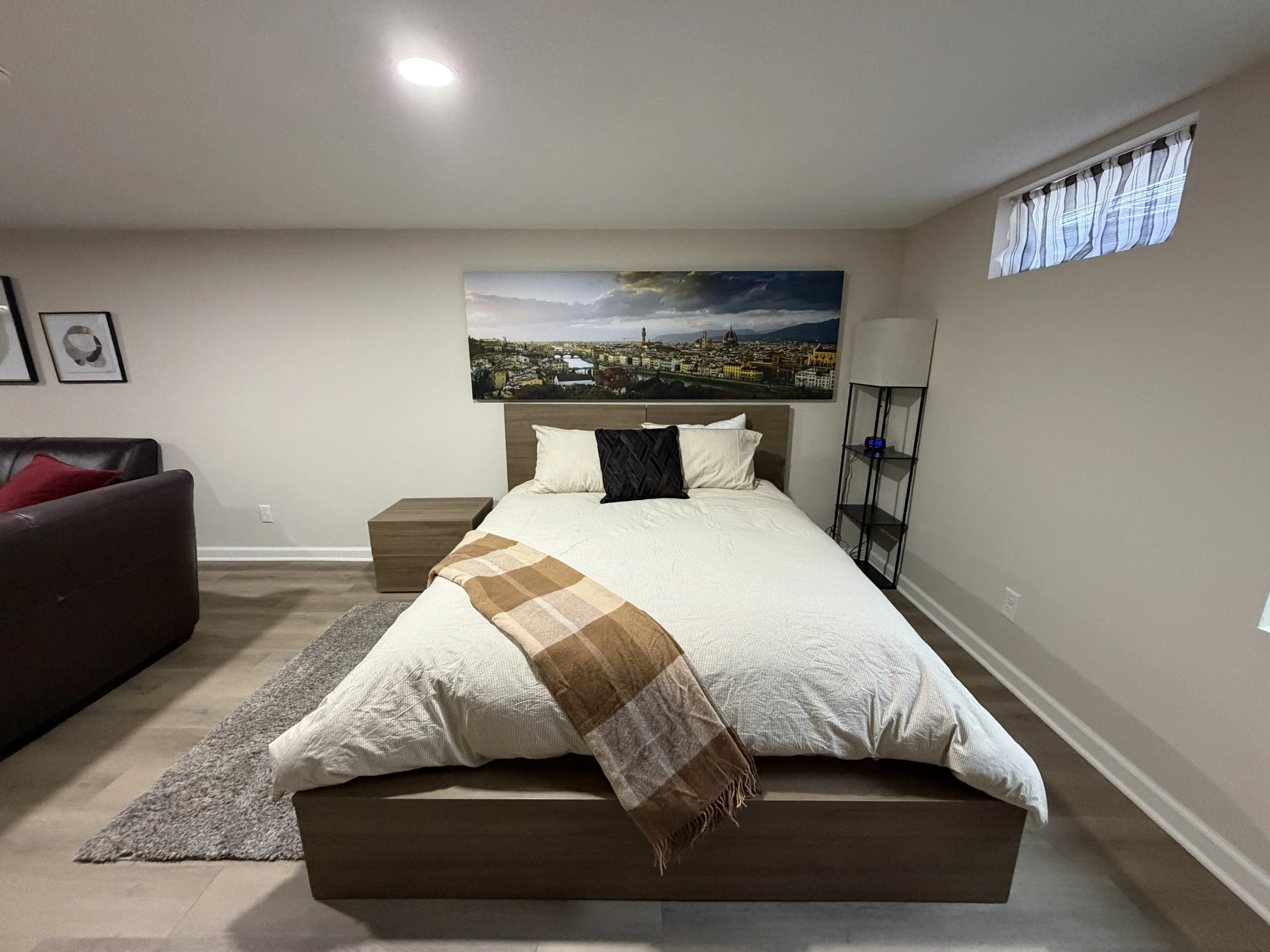 Extra 4th queen bed in the basement.  
Comfortable set up for groups.