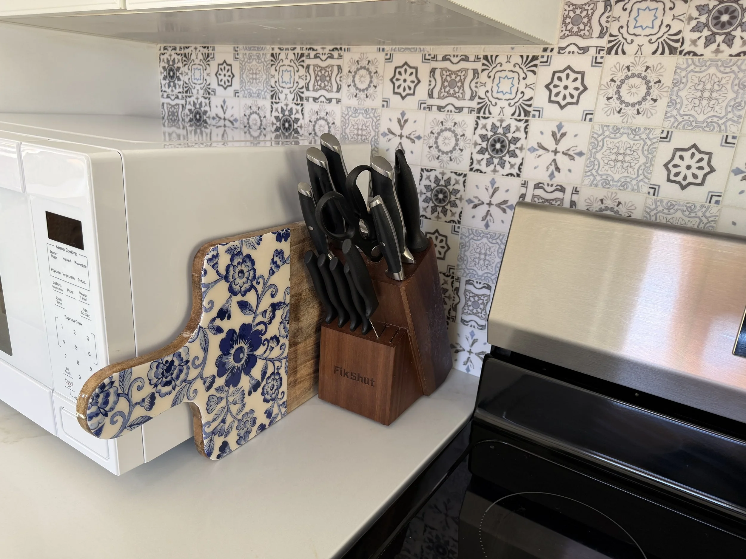 Fully stocked kitchen.
Quality knives and cooking utensils.