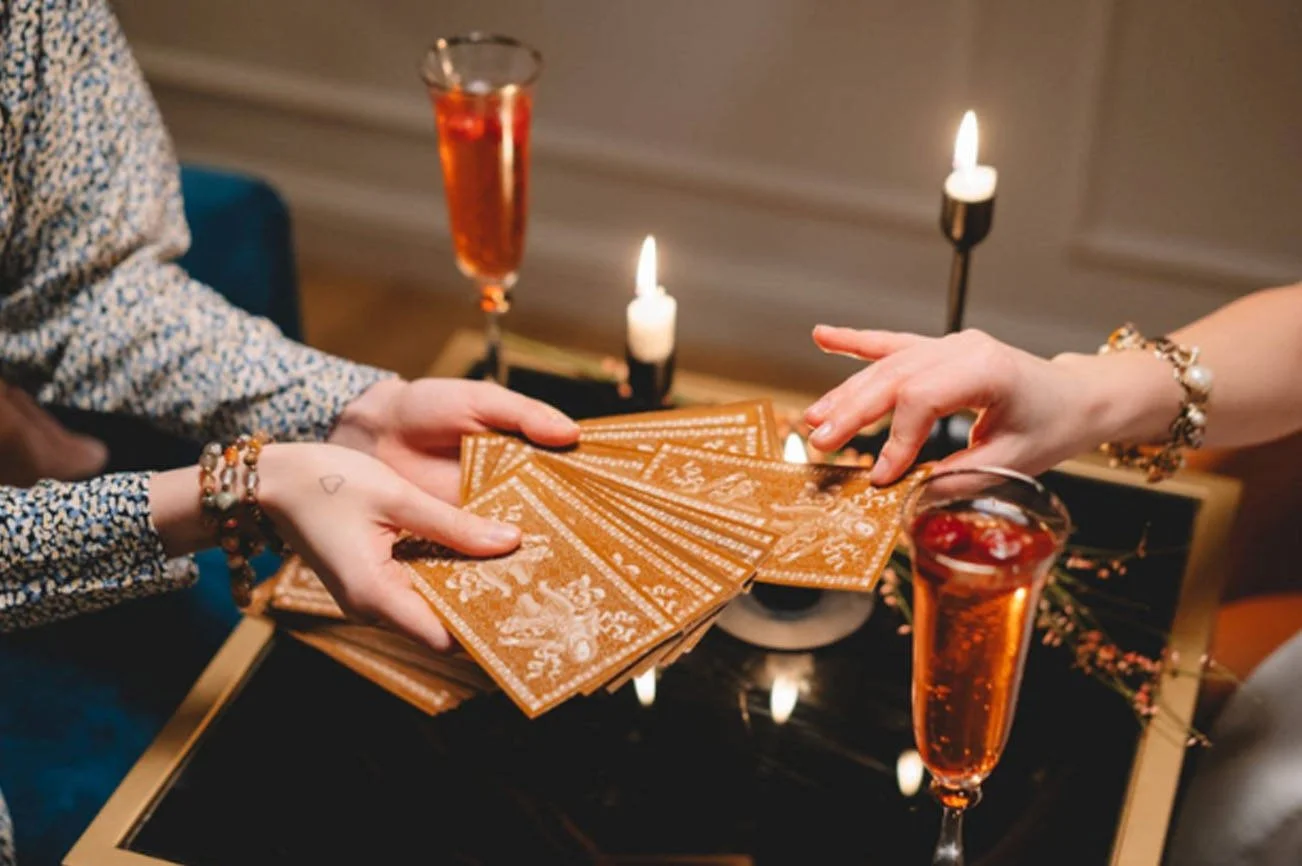 25915923_web1_TSR-JUE-20210722-Psychic-Readers.jpg