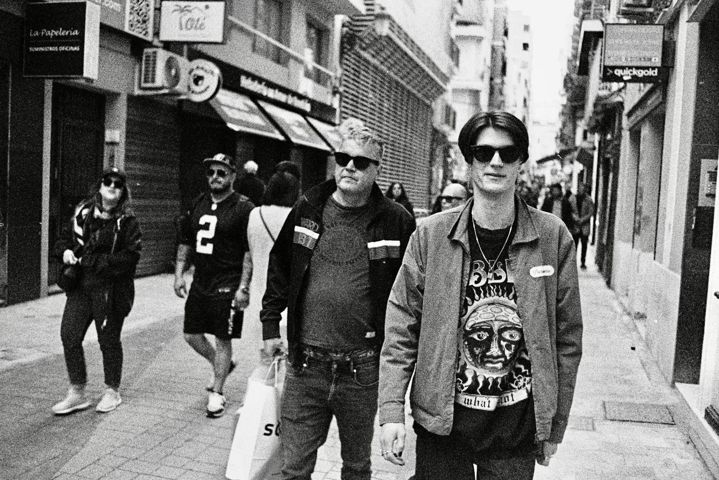 Bild från kund som fotar digitalt och vill ha svartvit framkallning i datorn och mobilen.