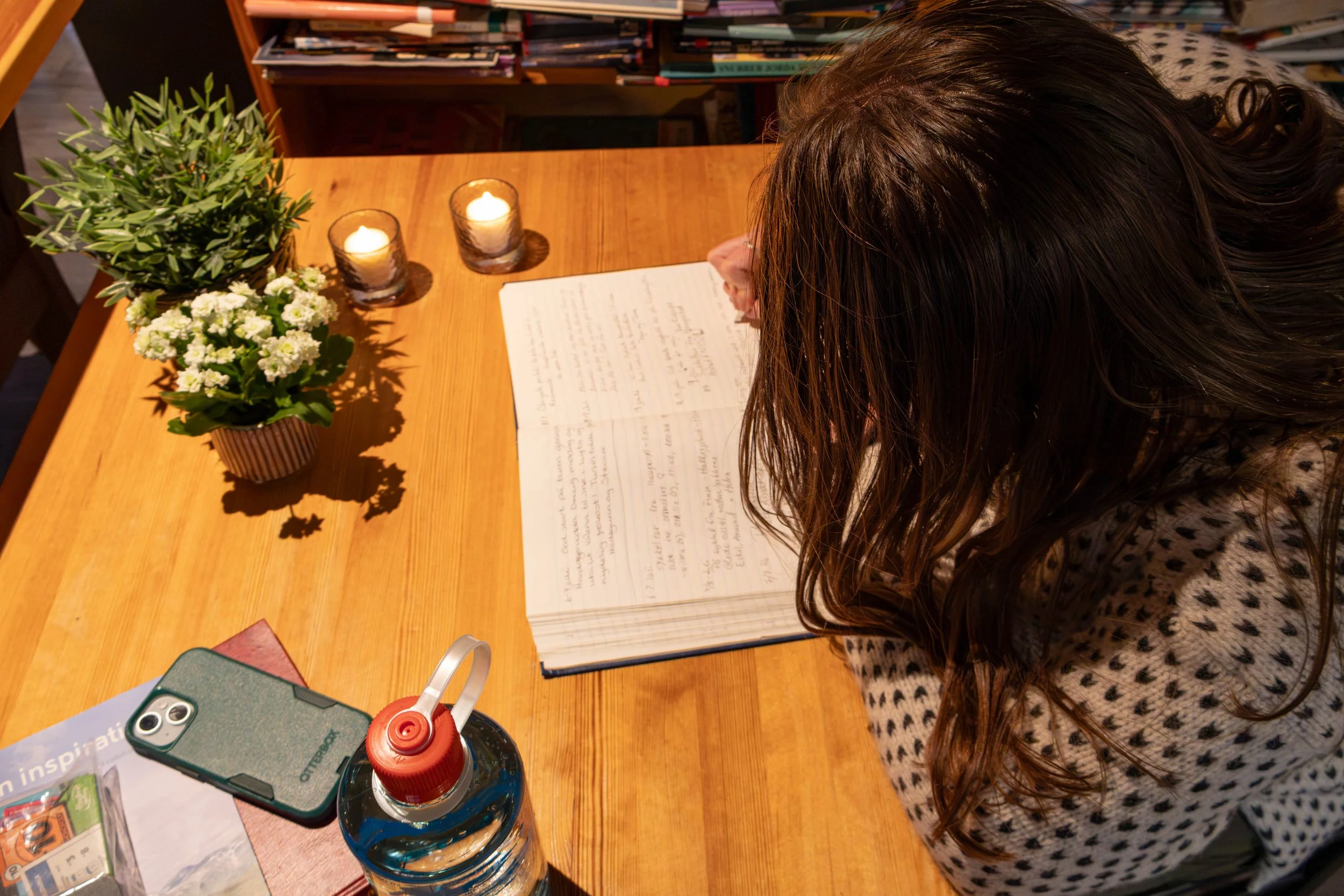Signing the guest book at Finsehytta.