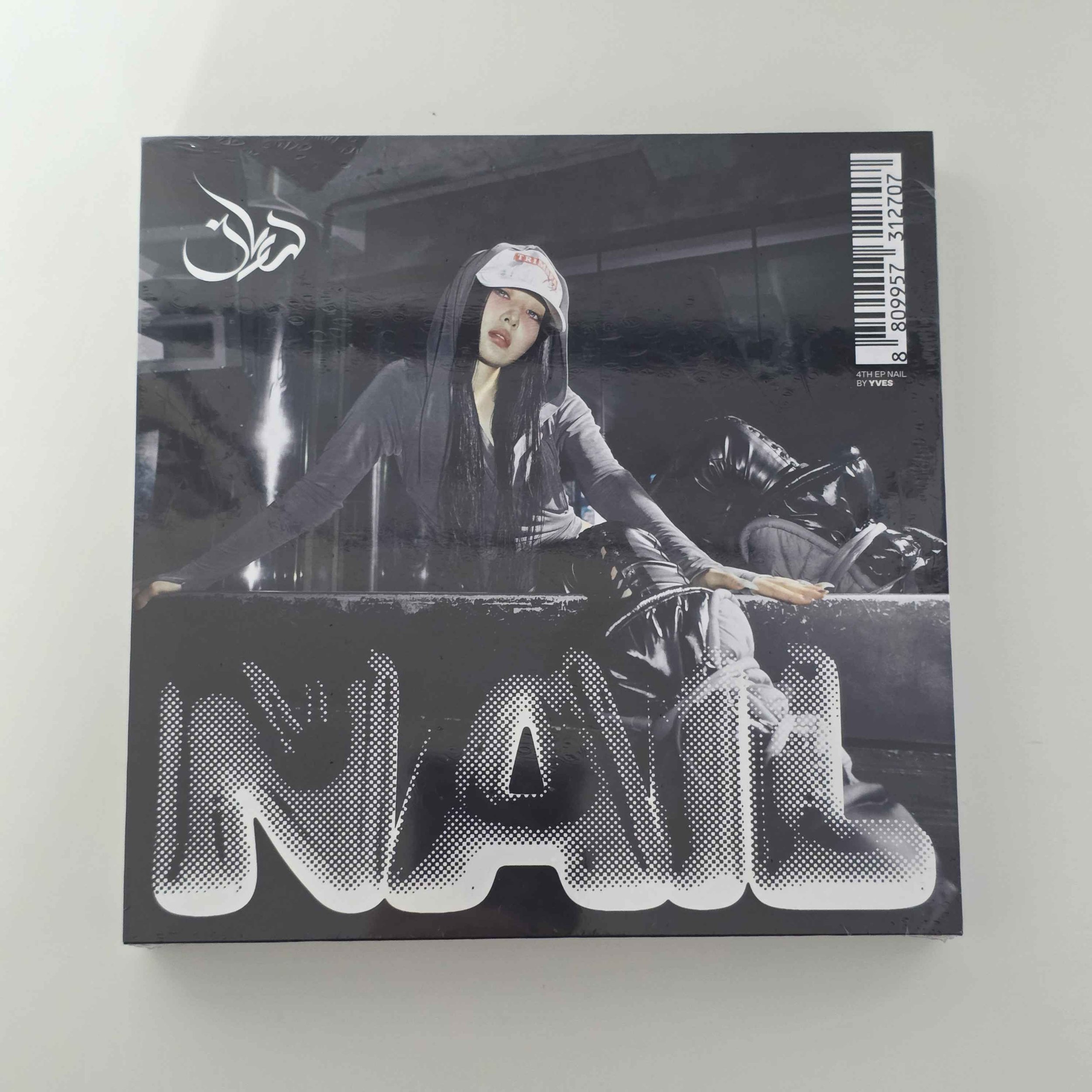 Yves - 4th EP [NAIL] Ver 2 (Black version)