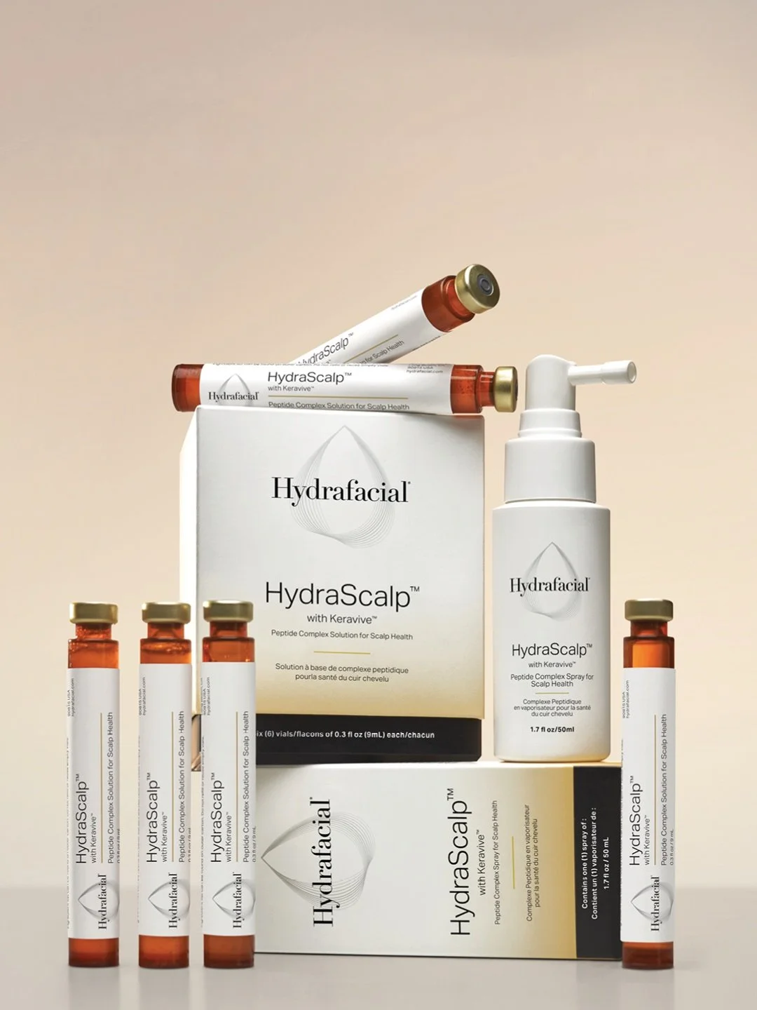 Conjunto de productos hidrantes capilares HydraFacial Hydrascalp incluyendo frascos pequeños, un frasco aerosol y caja con la marca y descripción para la salud del cuero cabelludo.