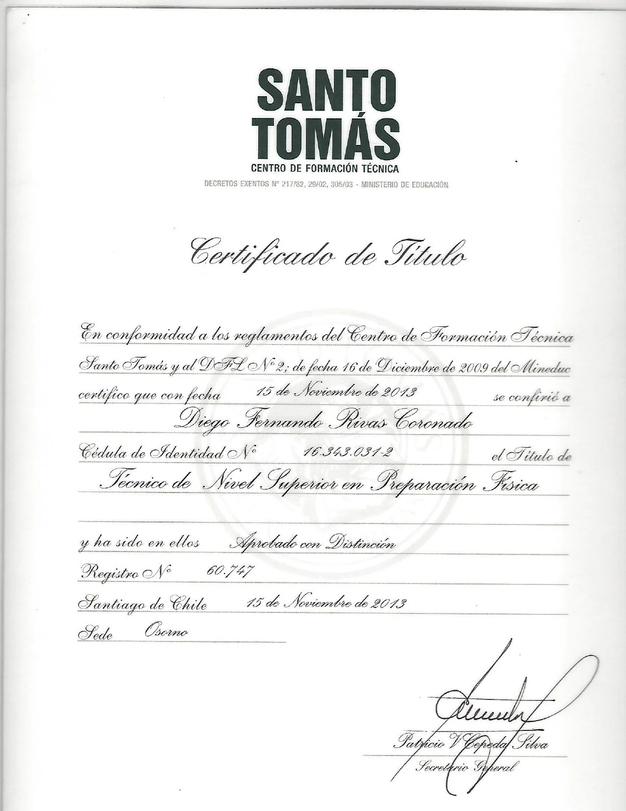 Certificado de título otorgado por el Centro de Formación Técnica Santo Tomás en Santiago de Chile, fechado el 15 de noviembre de 2013, a favor de Diego Fernando Rivas Coronado, por nivel superior en reparación física.