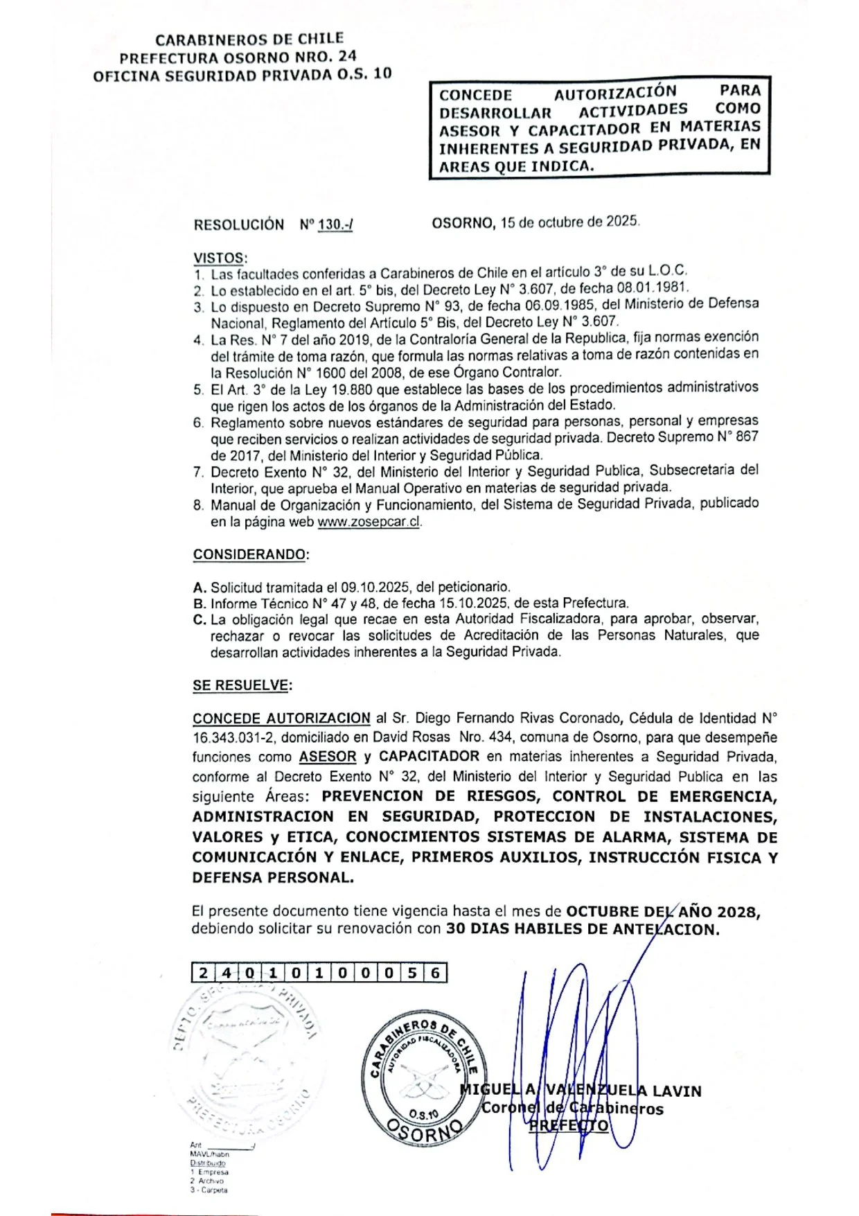 Documento oficial de autorización para funciones como asesor y capacitador en seguridad privada emitido por Carabineros de Chile, con firmas y sellos, fechado el 15 de octubre de 2025.