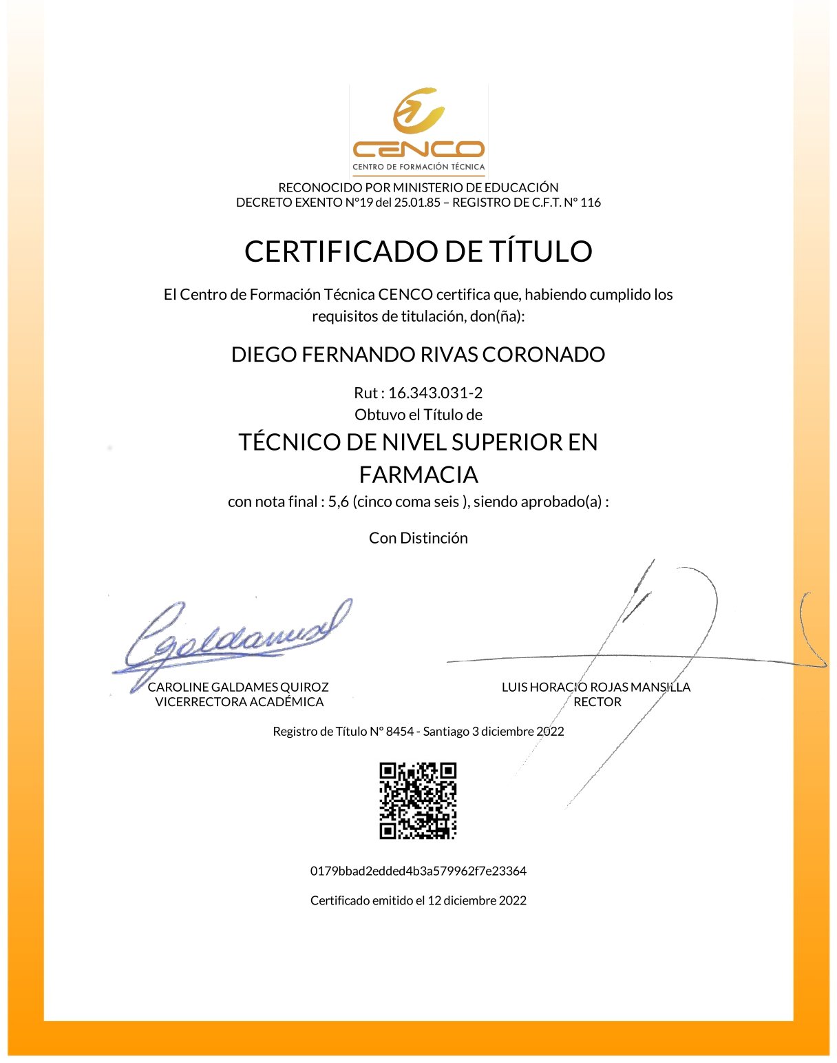 Certificado de título de técnico superior en farmacia emitido por el centro de formación CENCO, con firma y firma digital, en la parte inferior. Fondo beige con borde anaranjado.