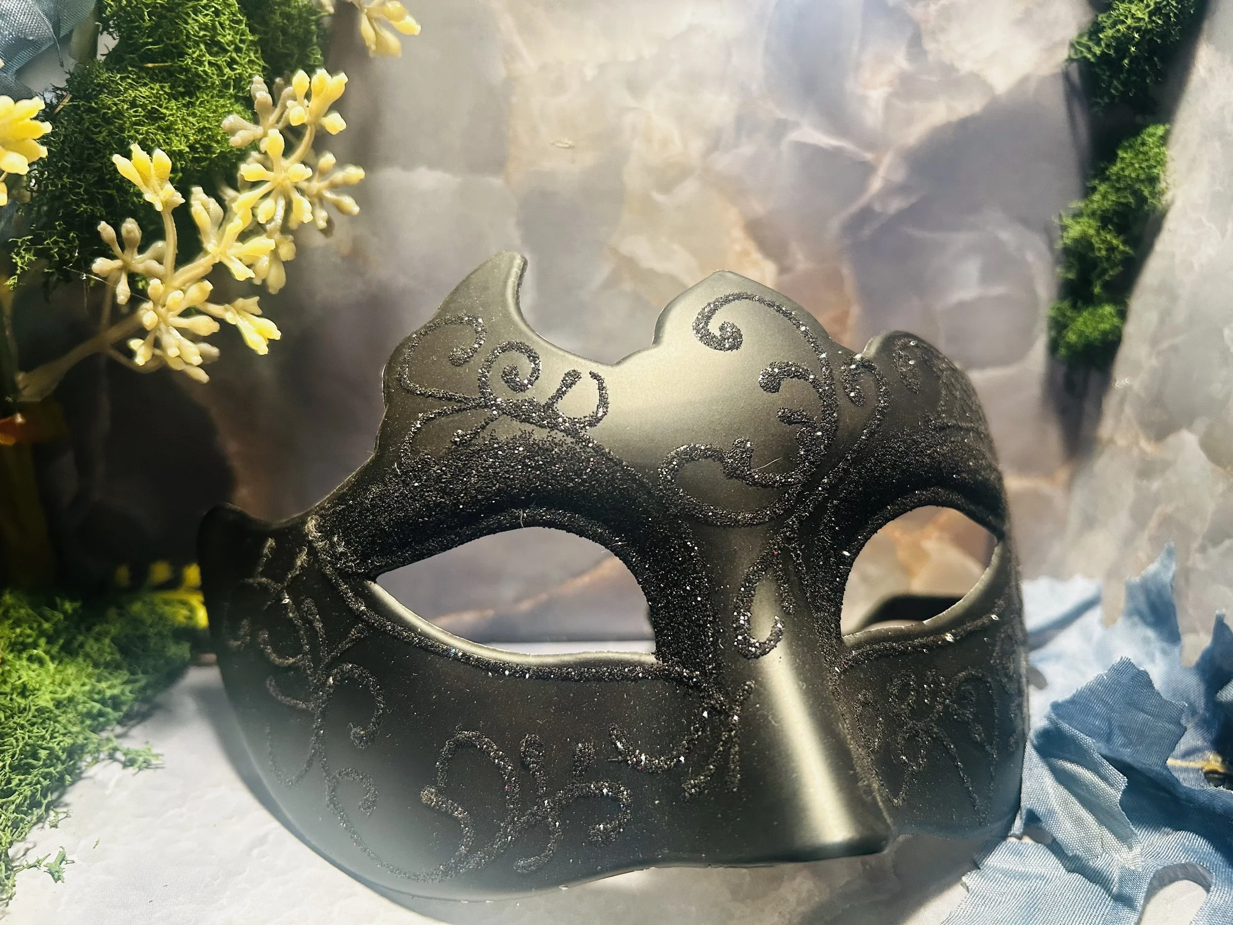 Enchantress's Veil: Untraceable Magic Mask