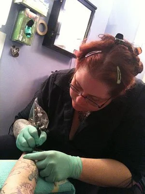 Bek Huston tattooing a client