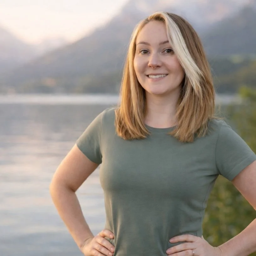 celine la coach avec un sourire et un tshirt kaki