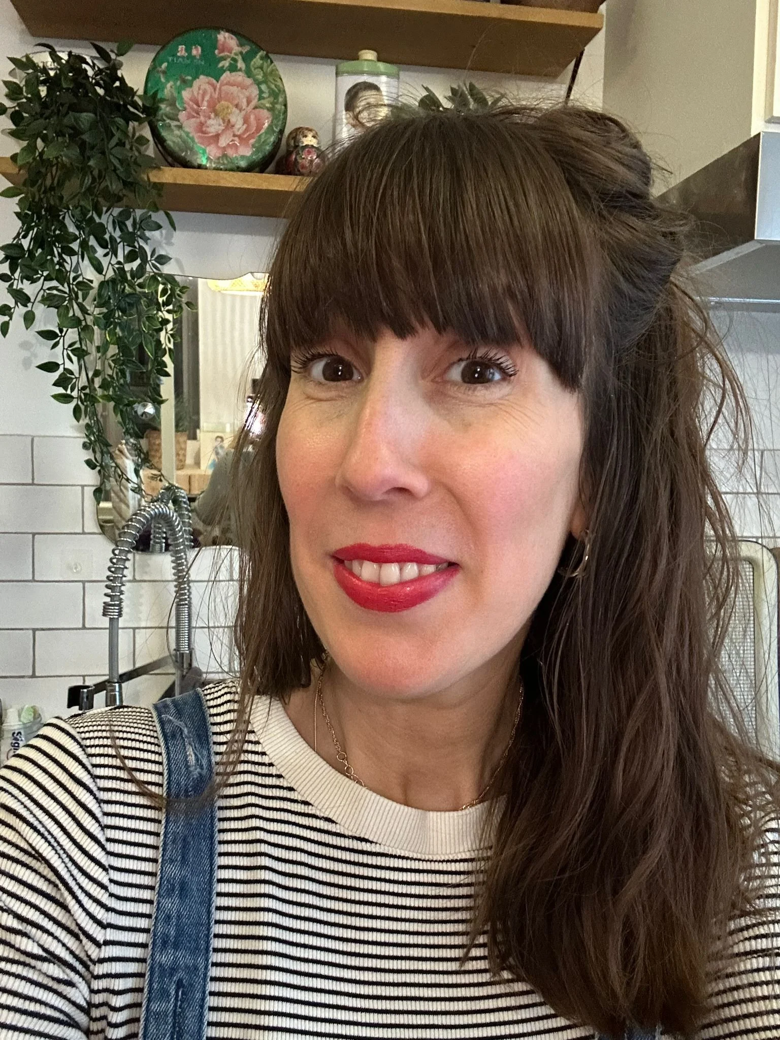 Portrait d'une coachée, souriante  a des cheveux long et. brun