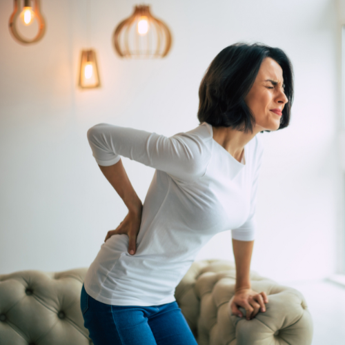 femme qui a des douleurs au dos au réveil et qui ne fait pas de sport