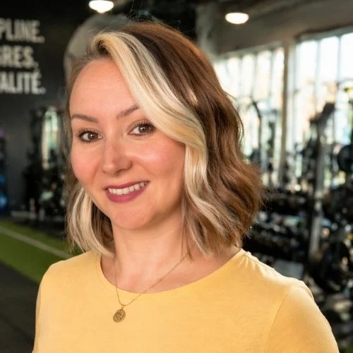 celine la coach avec un sourire et un tshirt jaune