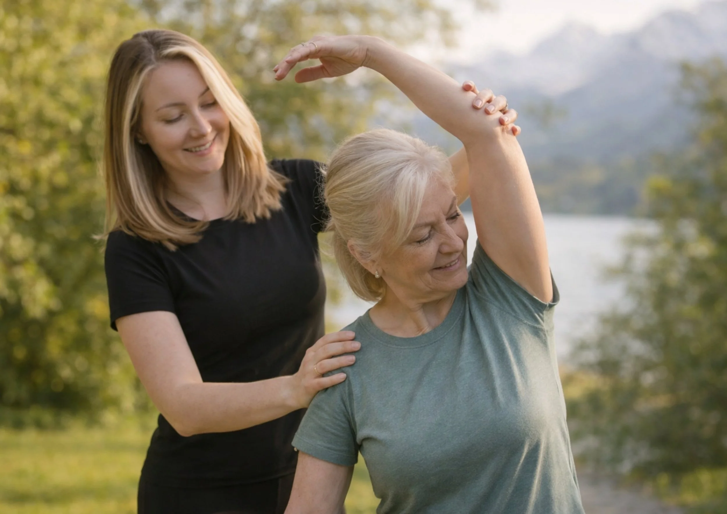 coach celine et une client de 62 ans faisant du sport dehors