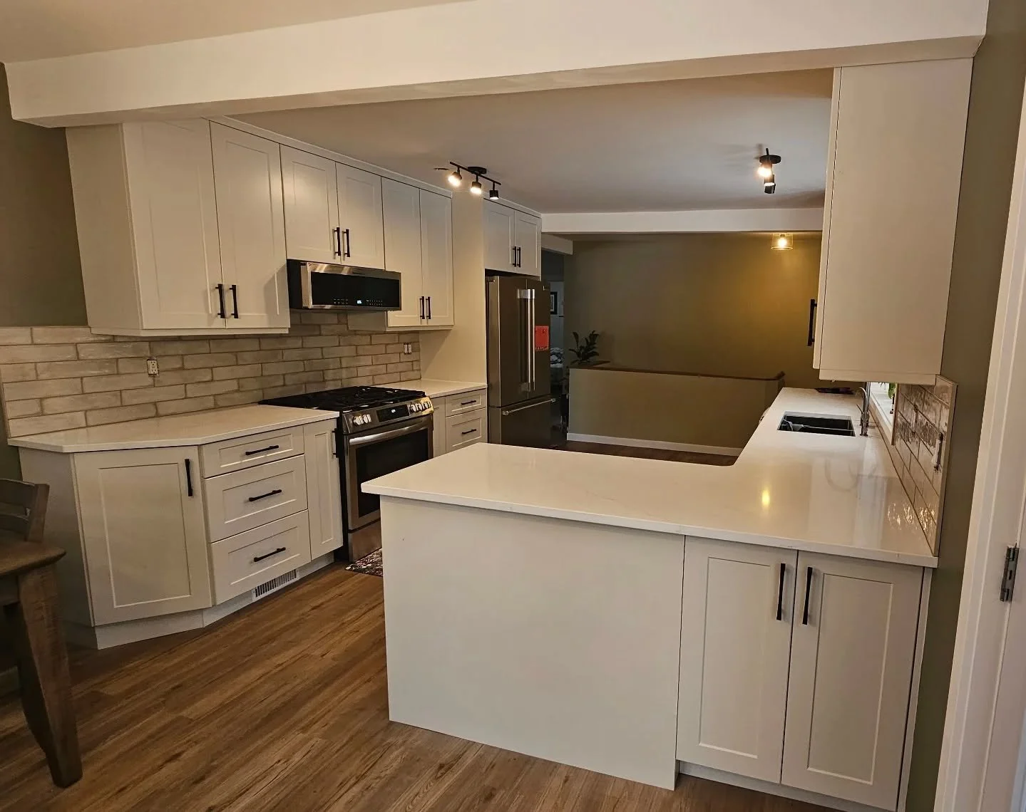 A little touch of happiness what ALTL Construction can do to make your dreams come true. A beautiful kitchen renovation to the ceiling fixtures, cabinet installation, kitchen counter and the floors. ✅️👷 Happy customers make a proud contractor. 🥳