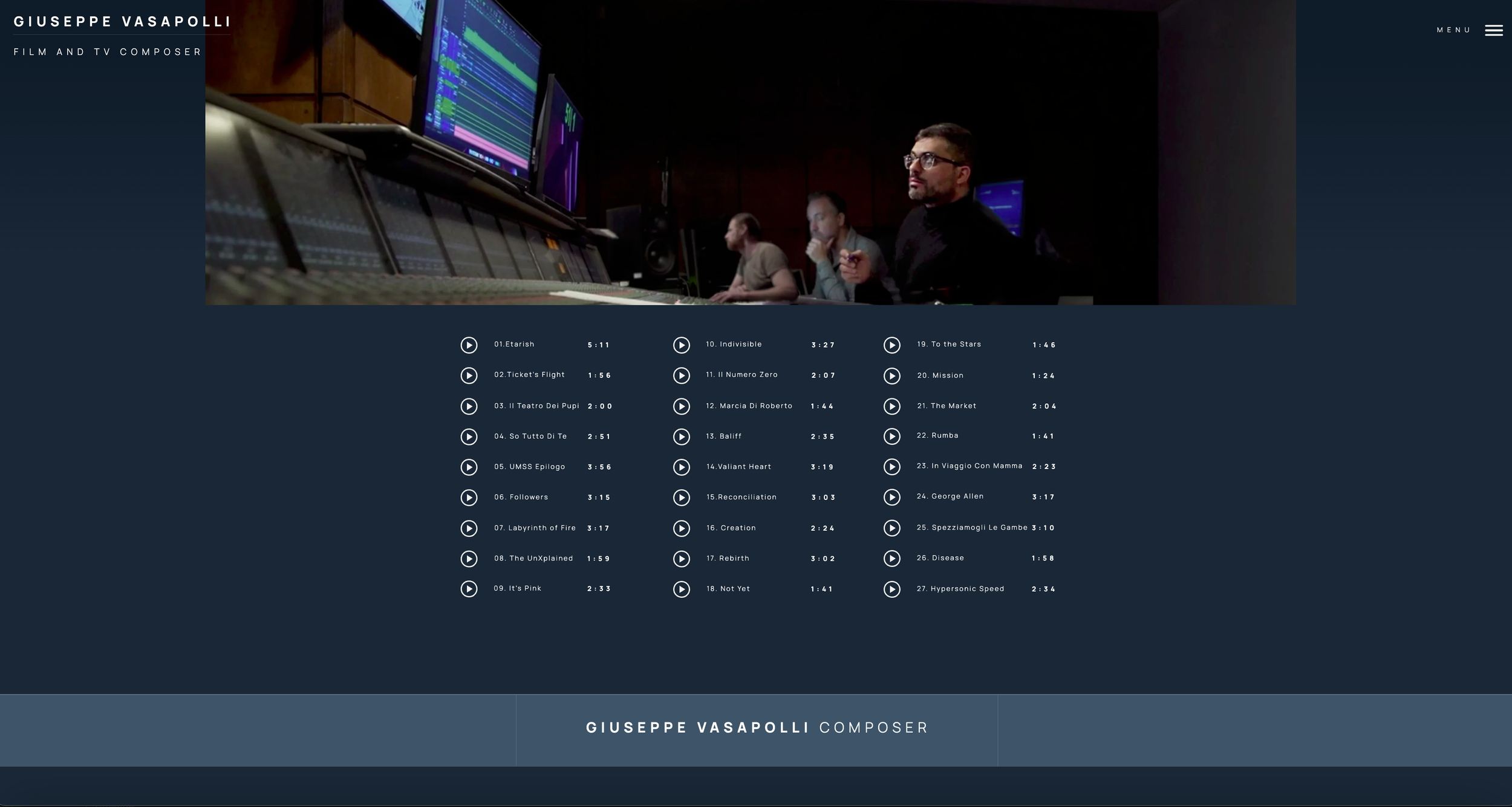 Una schermata di un sito web di Giuseppe Vasapolli, compositore di film e TV, con un'immagine di persone al lavoro in uno studio di registrazione e una lista di tracce musicali in basso.