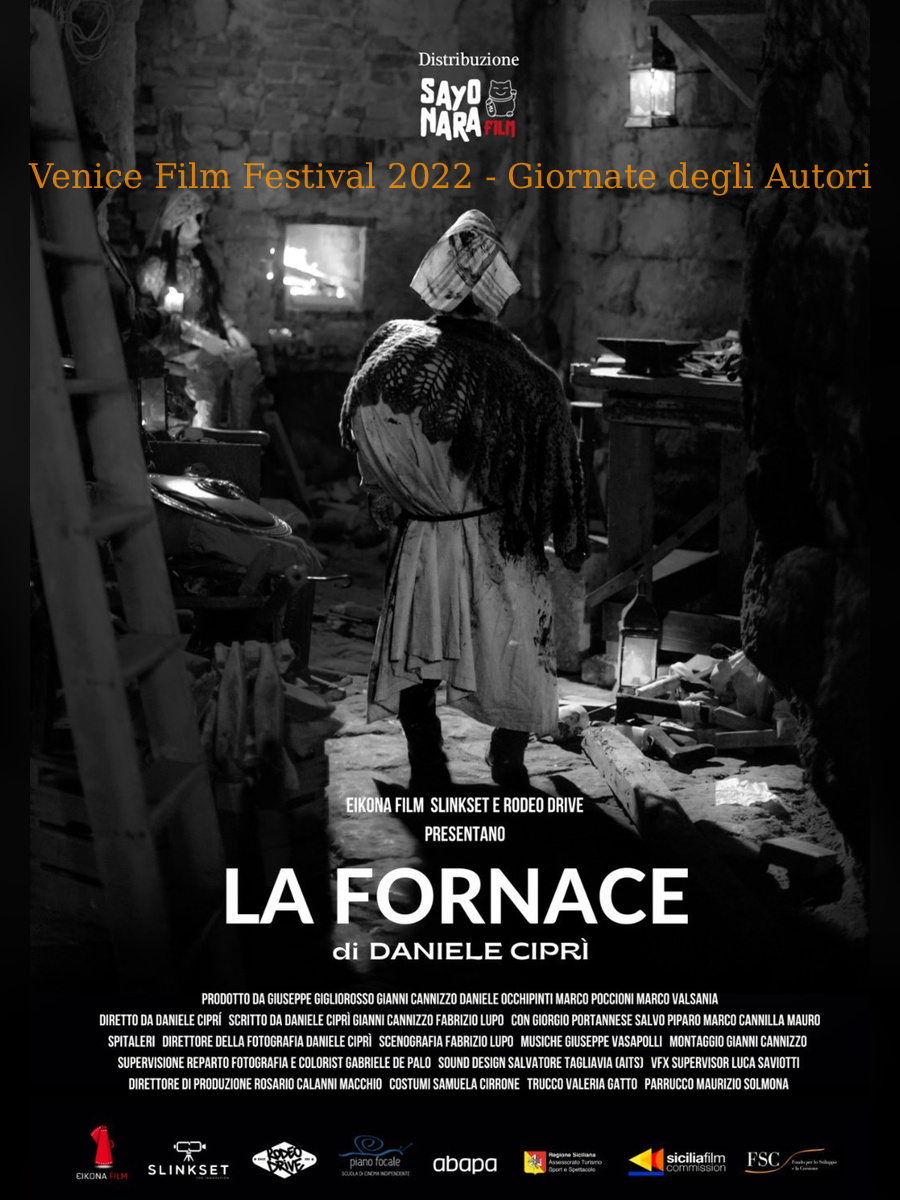 Locandina del film 'La Fornace' con un'immagine in bianco e nero di una donna con cappuccio in una vecchia casa. Logo della Venice Film Festival 2022 e i loghi di produzione e distribuzione in basso.