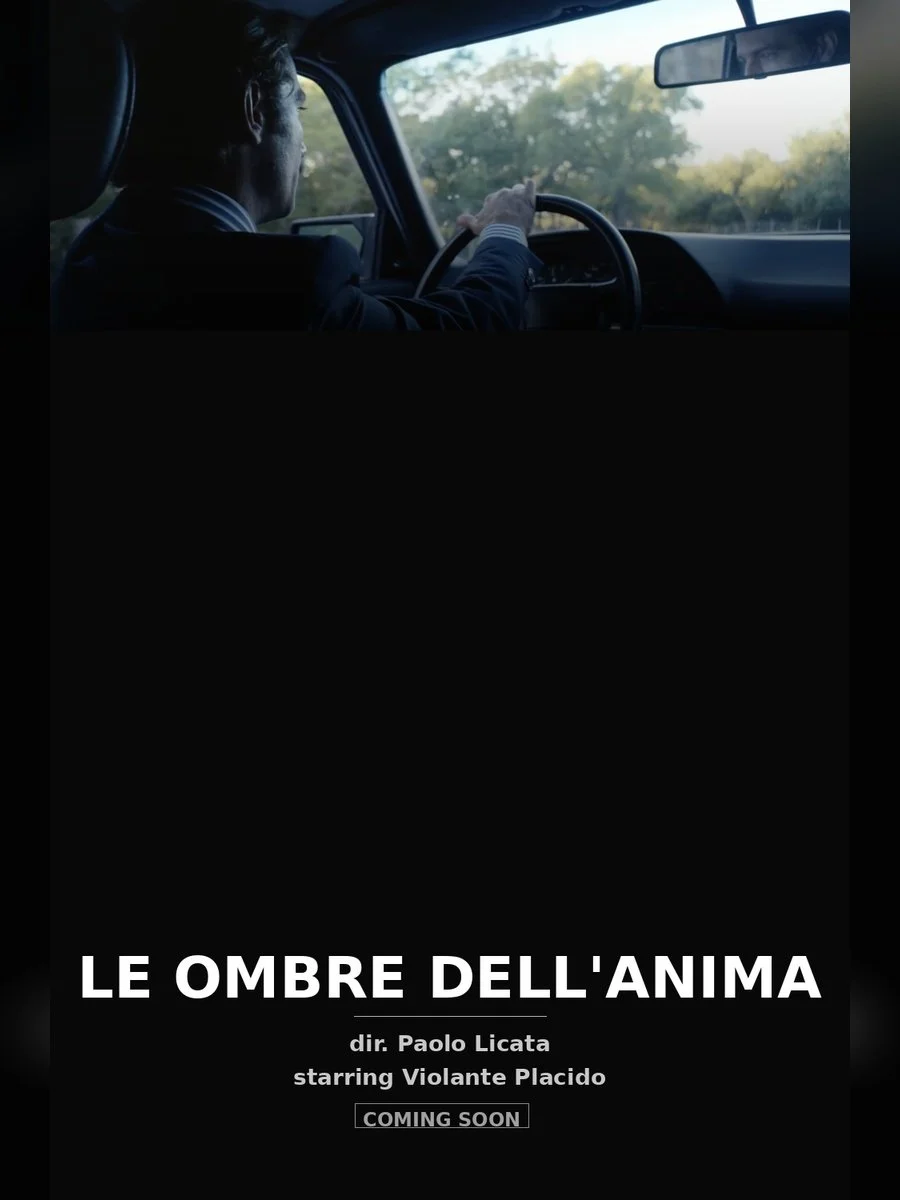 Locandina di un film con un uomo che guida un'auto in un paesaggio naturale, il titolo è "Le ombre dell'anima" e include informazioni sul regista e l'attore principale, con scritto "Coming Soon".