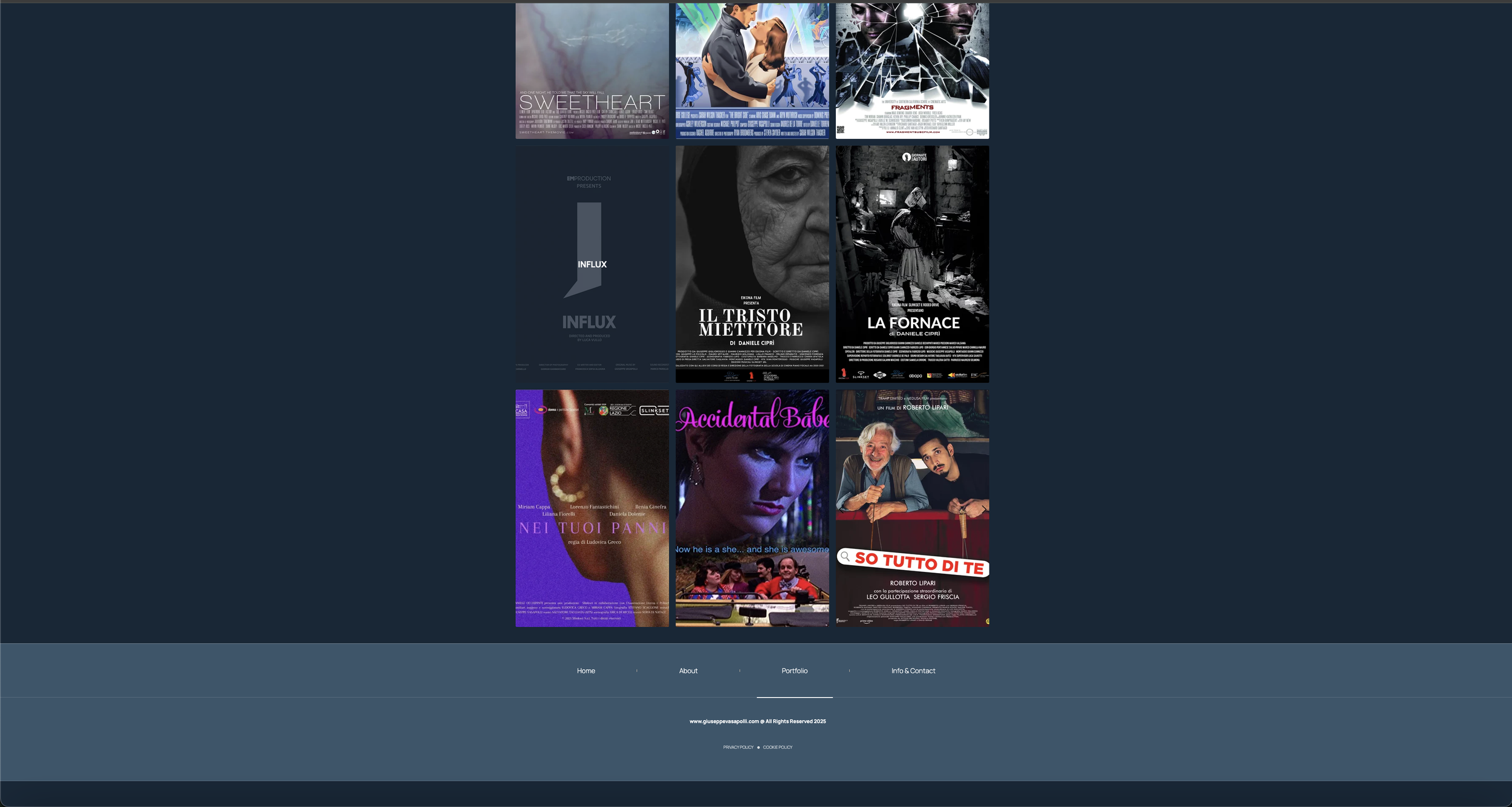 Pagina web con una galleria di dieci locandine di film organizzate in tre file. La parte inferiore mostra un menu di navigazione con link a Home, About, Portfolio e Info & Contact, e il footer con il sito web e le politiche.