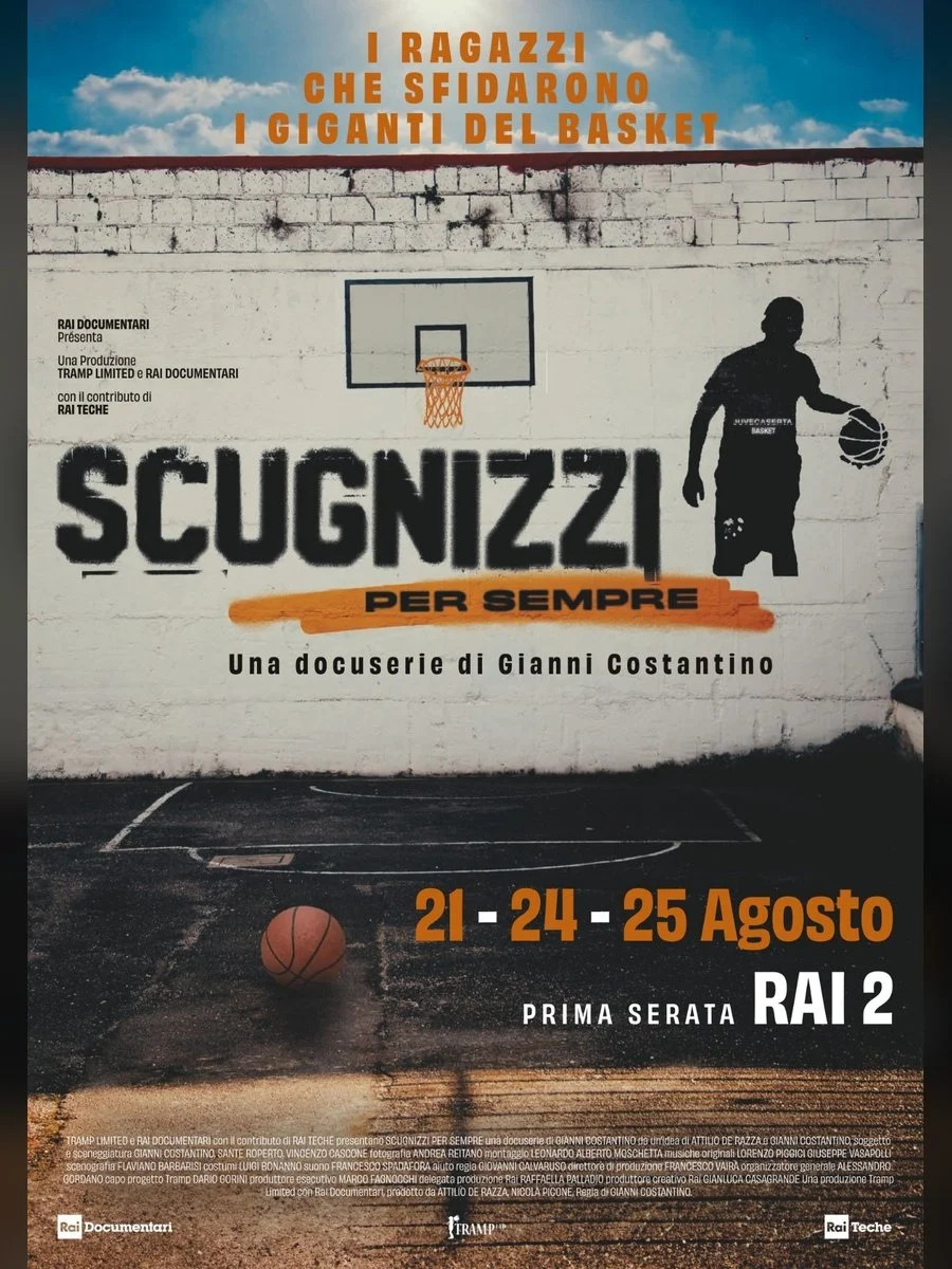 Poster pubblicitario per il documentario "Scugnizzi per sempre" di Gianni Costantino, mostrando un campo da basket all'aperto con una palla da basket, con un muro di mattoni e un canestro, e una silhouette di un giocatore con una palla da basket sull