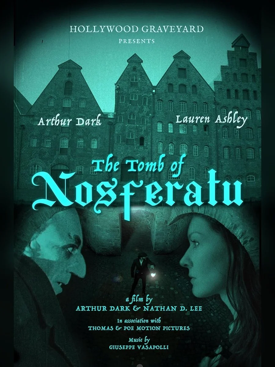 Locandina del film 'The Tomb of Nosferatu' con un castello in stile gotico, due personaggi in primo piano, uno di spalle e uno di fronte, e un detective con una torcia