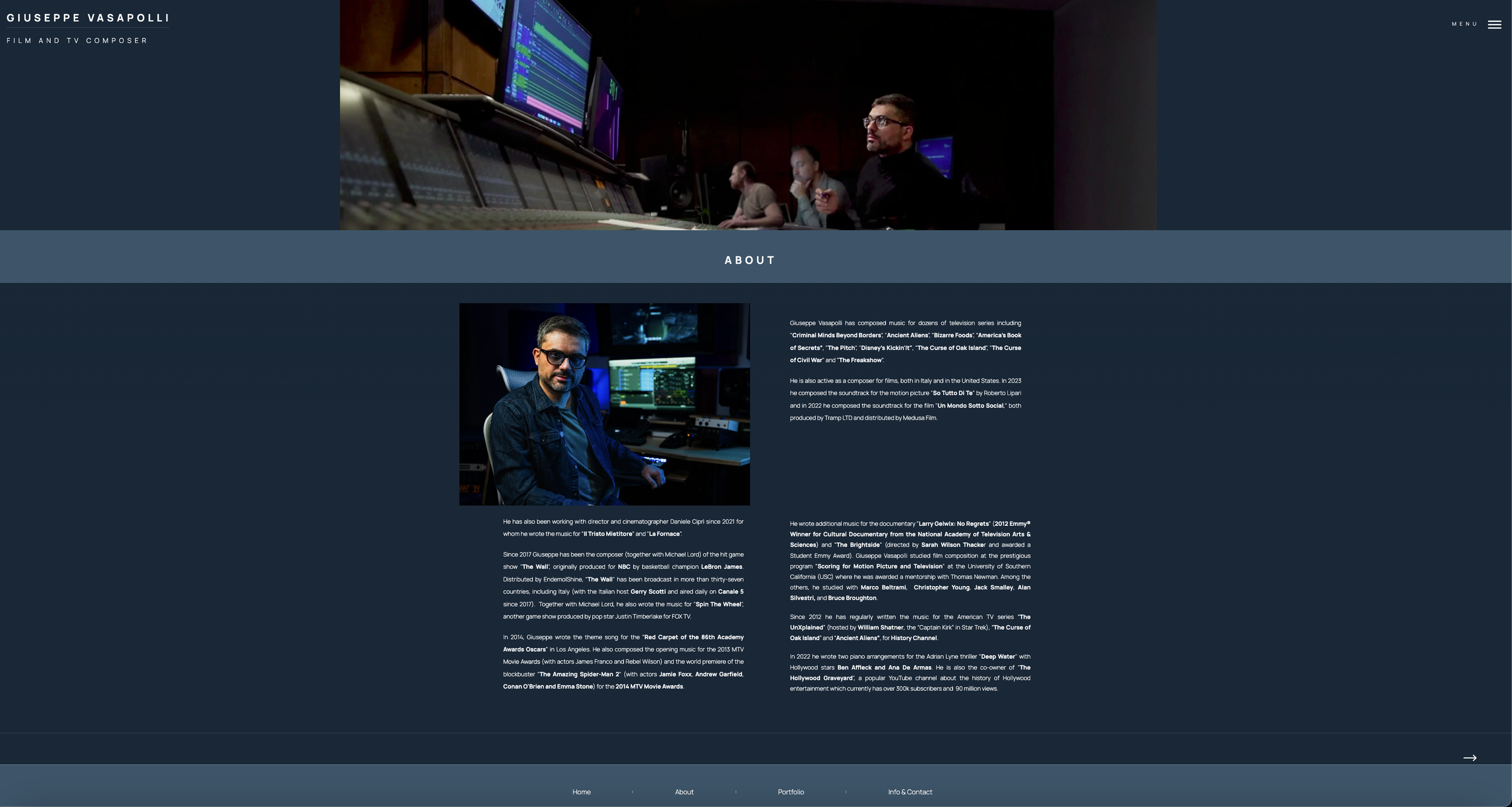 Pagina web con informazioni su Giuseppe Vasapolli, compositore di musica e creatore per TV e film, con sezioni 'About' e immagini di Giuseppe nel suo studio di registrazione con apparecchiature audio e schermi con software di editing. Le sezioni desc