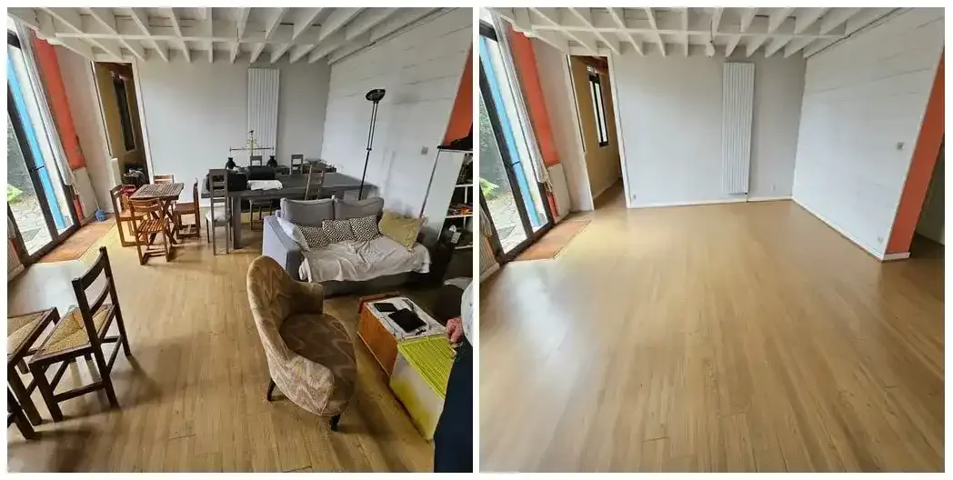 Deux images comparant un salon avant et après rénovation. La première montre un salon meublé avec plusieurs chaises, un canapé, un fauteuil, et une table basse. La deuxième montre le même espace vide avec le sol en bois clair et des murs blancs.