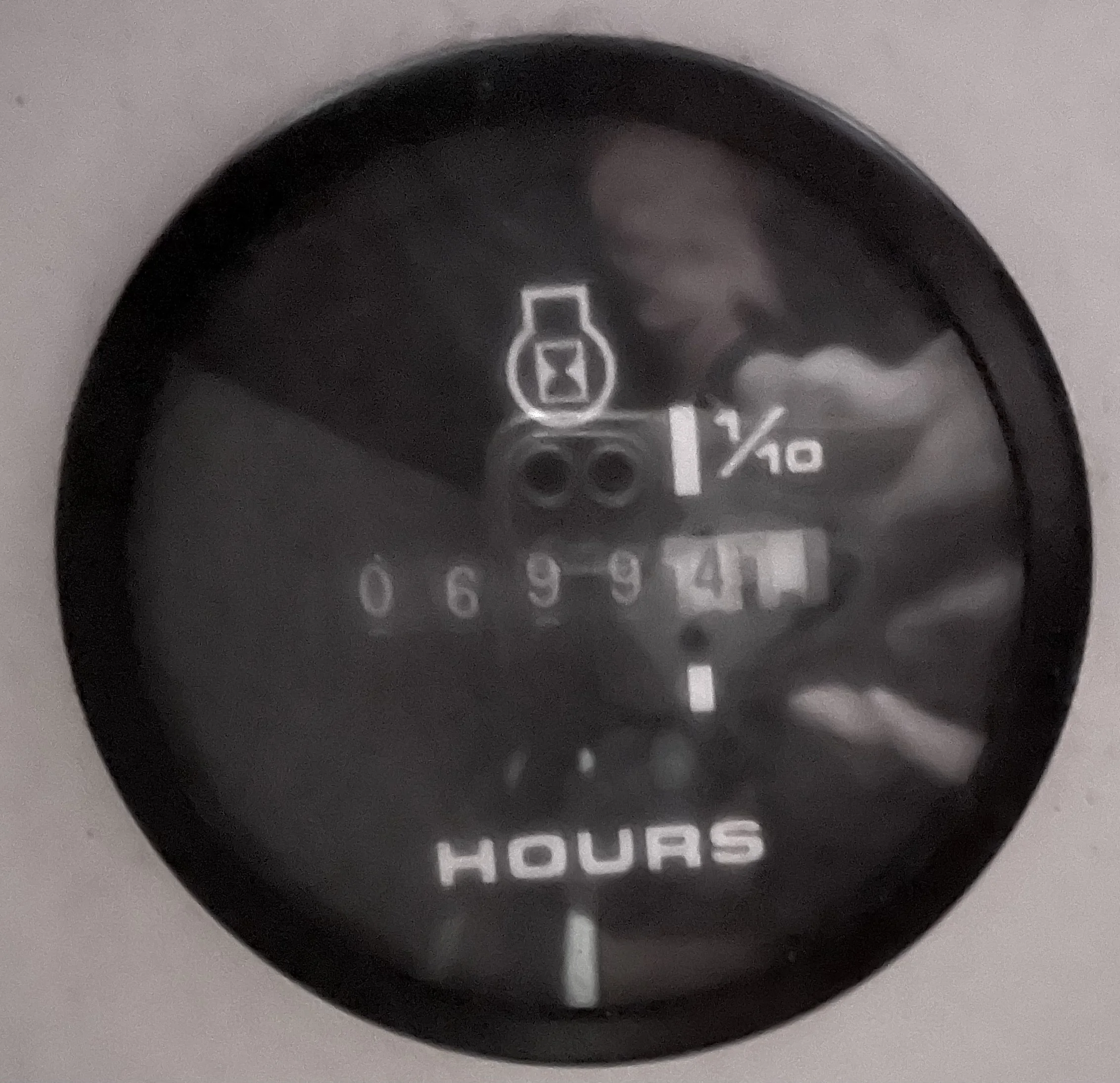 The diesel 28 hp engine has a remarkable just under 700 hours on it. I ran it for 10 minutes to show the change in the two readings, it isn't broken. When I purchased it in July 2017, it had just over 300 hours on the engine. From the almost new cond
