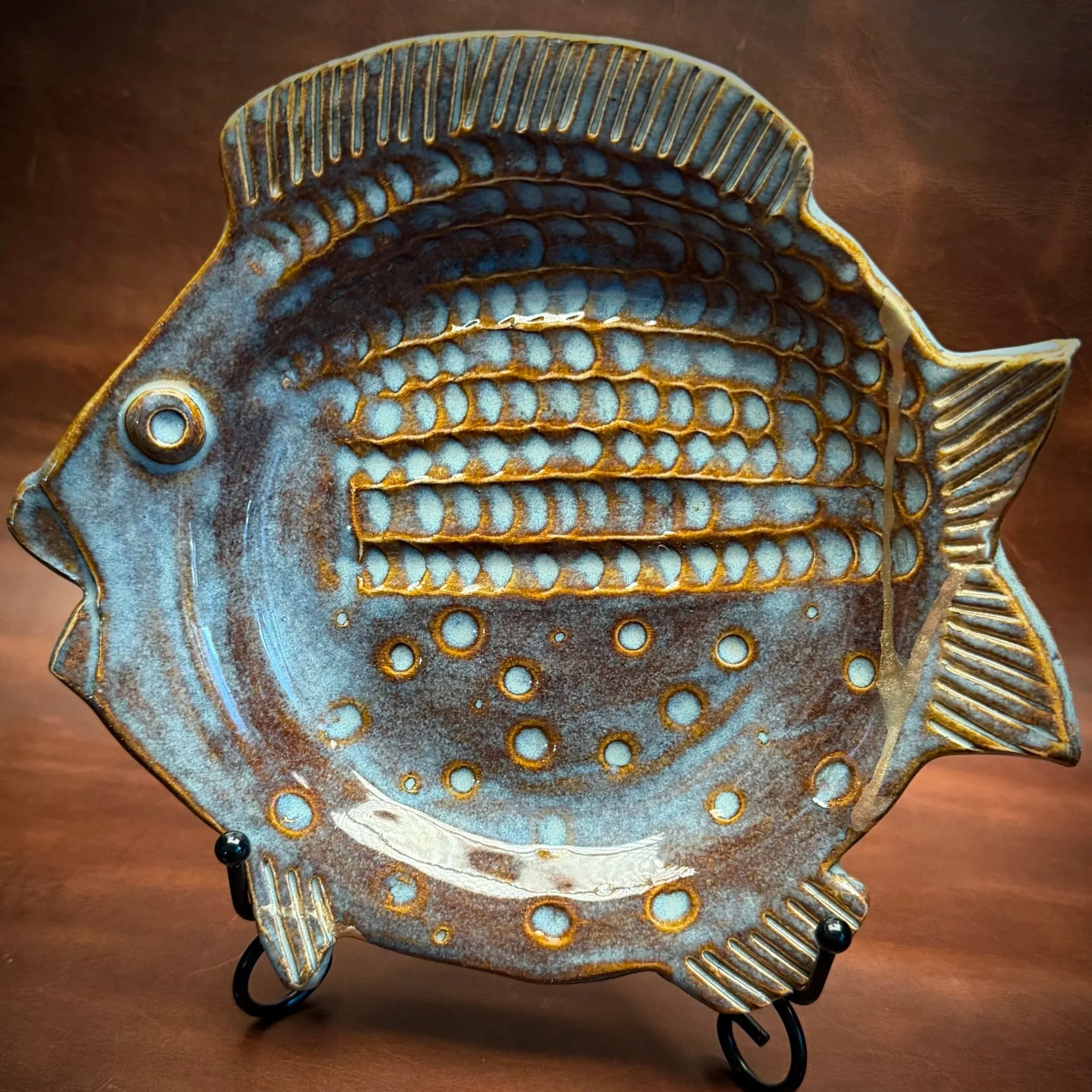 When I first started Kin & Kuro, I was surprised by how many fish-themed pieces came my way. Maybe that shouldn’t have been so surprising, though. Clearly salmon isn't the only fish we love here in the PNW! 🐟

That said, I fell for this plate immedi