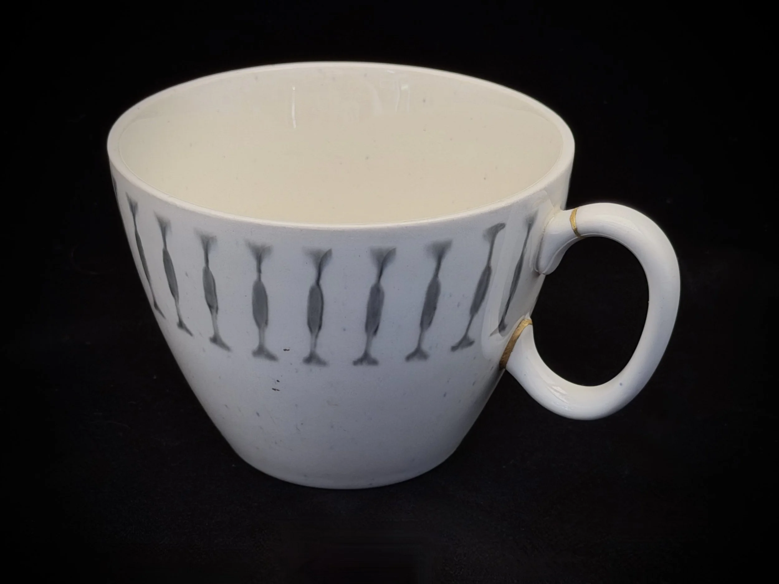 My neighbor down the street recently put up a little free mug library. I like checking it from time to time for pieces that need a little help. This one had a broken handle, so I repaired it and returned it to the library to wait for its next home.