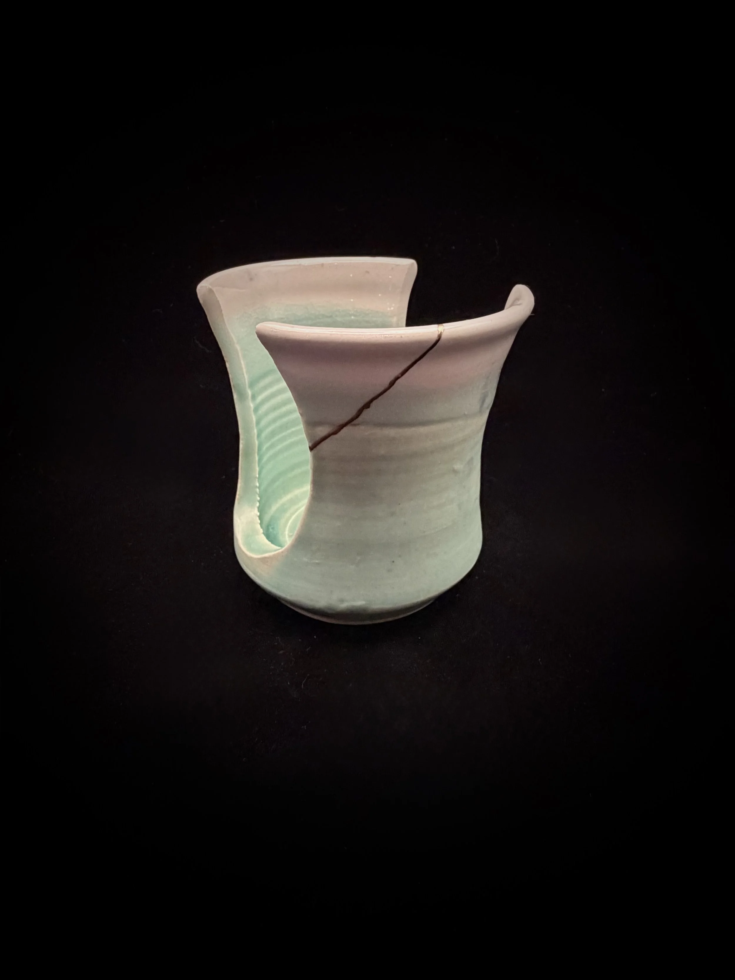 A little sponge holder that was originally a gift. Since it’s a hardworking kitchen piece, we chose bronze instead of gold or silver for the repair. I actually really love bronze — it sits somewhere between gold and silver visually, but at a fraction