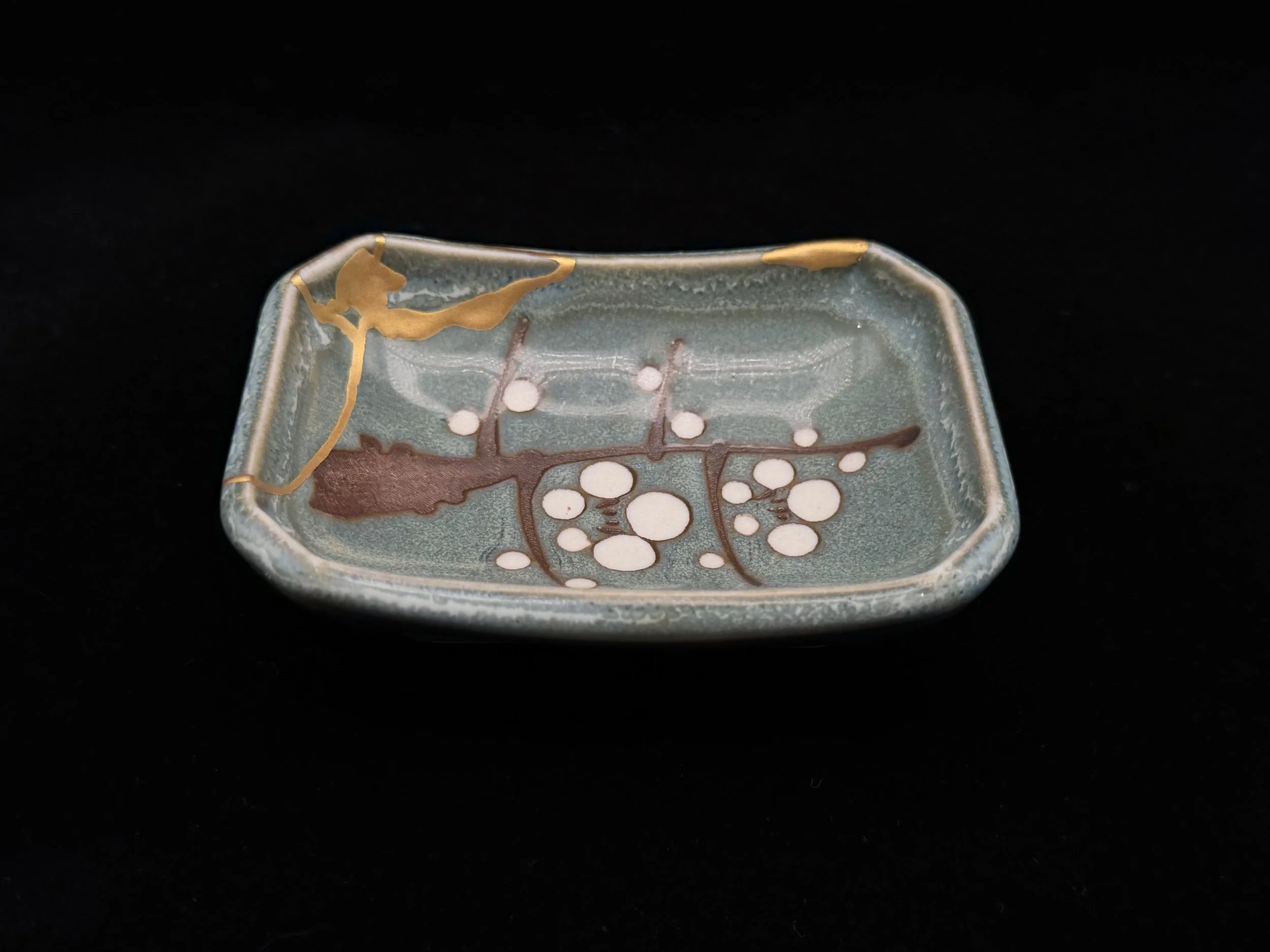 Part two of a two-plate repair from a set of shoyu plates. This one features a green cherry blossom motif. I actually really enjoy doing kintsugi on smaller pieces — the visual impact feels bigger, and honestly, they’re just really cute. 🥰