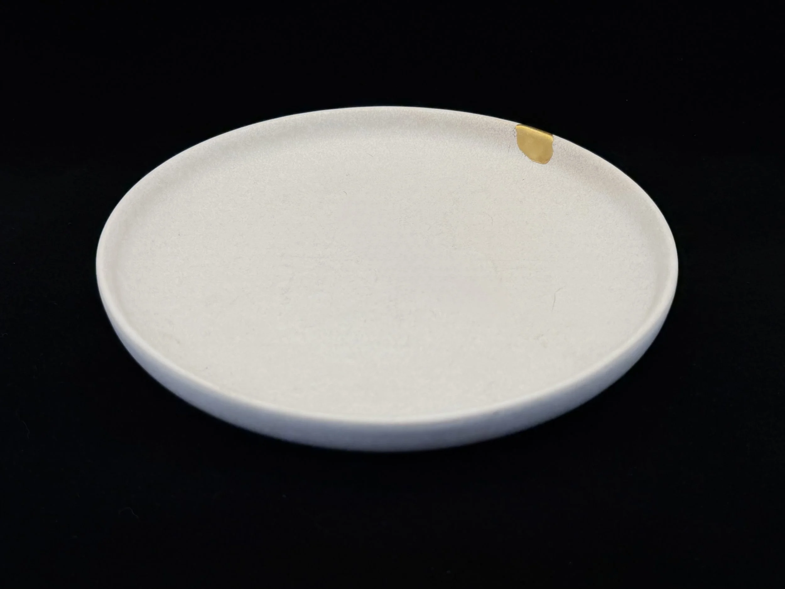 The final piece (for now) in my own kitchen plate repair series. The other two plates had big, proper cracks, but this little side dish plate only had a small chip. I actually like the contrast between the repairs. I suppose we'll see if the collecti