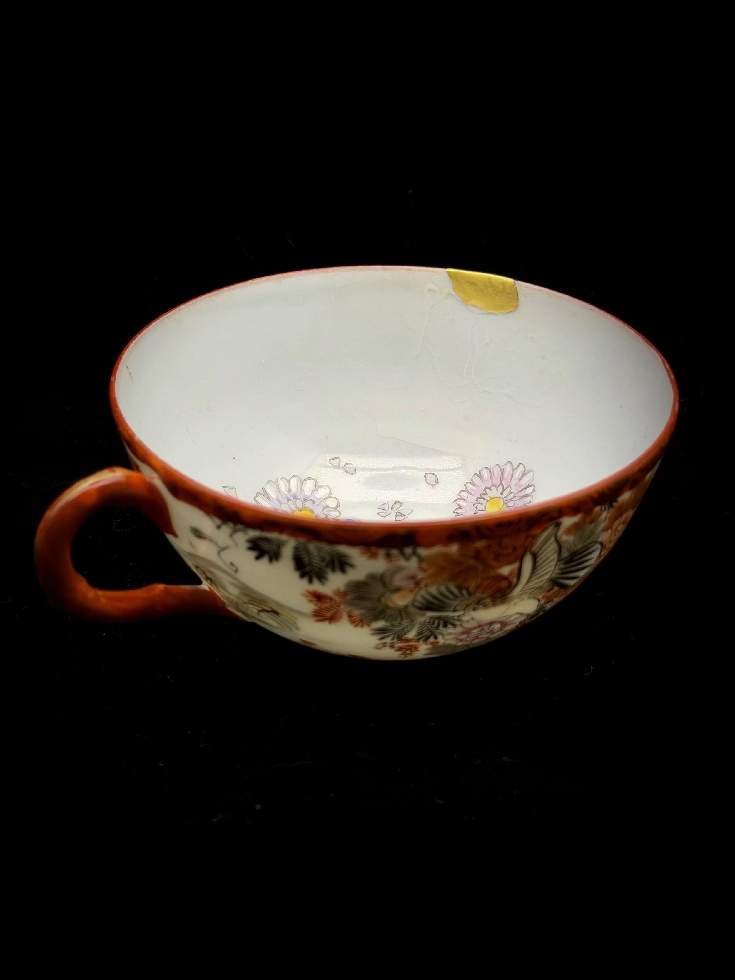 This delicate porcelain teacup came to me with a small chip along the rim. It’s incredibly lightweight—almost weightless to hold—and had a previous repair that was quite noticeable, which I carefully removed before completing the kintsugi repair. 

W