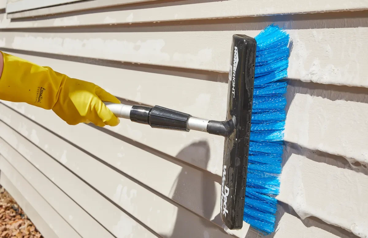 how-to-clean-vinyl-siding_featured.webp