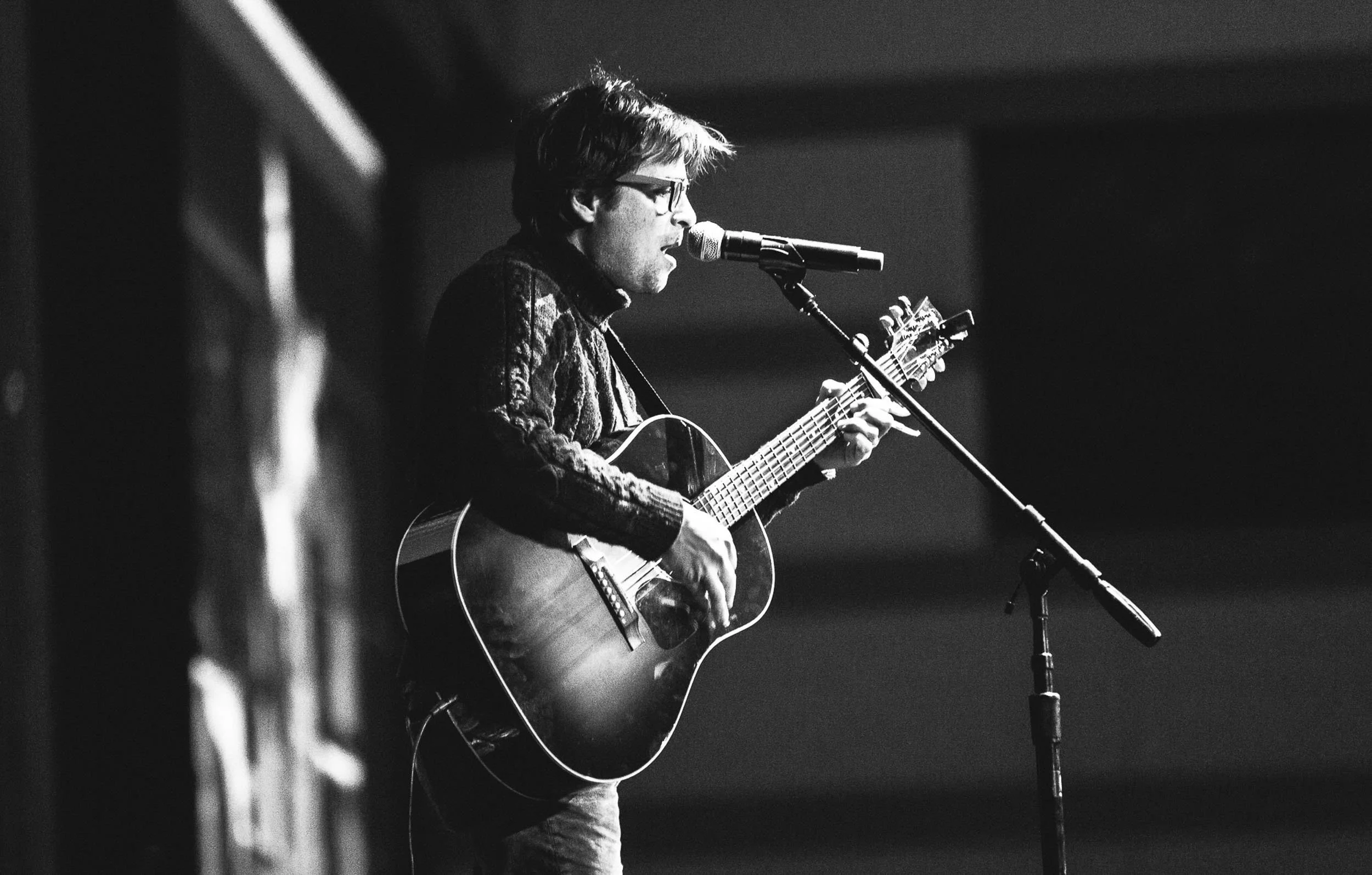 Rivers-Cuomo-Acoustic-Guitar-Solo-Performance.jpg