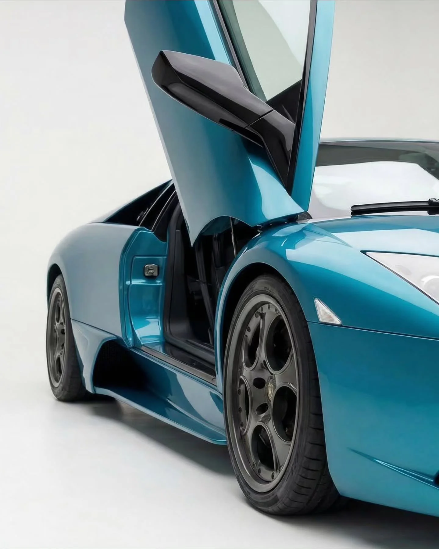 Murci&eacute;lago studio concept.

The studio look.
Without the studio.

This Lamborghini was never moved, 
transported, or shot in a studio.

We simply took the existing photos and 
elevated them into studio-grade visuals.

No logistics.
No producti