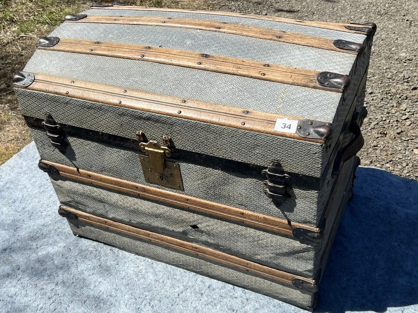 Classic Steamer Trunk with humpback top — Ready for Its Next Journey
This sturdy vintage steamer trunk is a great example of practical craftsmanship from the travel era. With its metal-clad exterior, wooden slats, and solid hardware, it has the look 