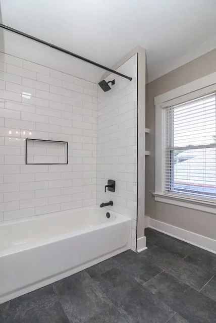 1634 3rd Floor Bath Pic 3.jpg