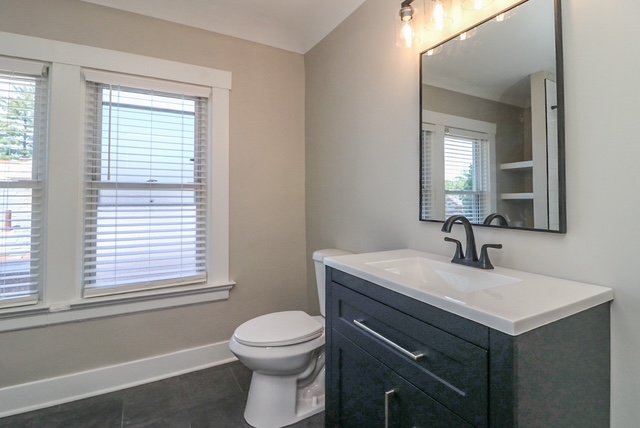 1634 3rd Floor Bath Pic 2.jpg