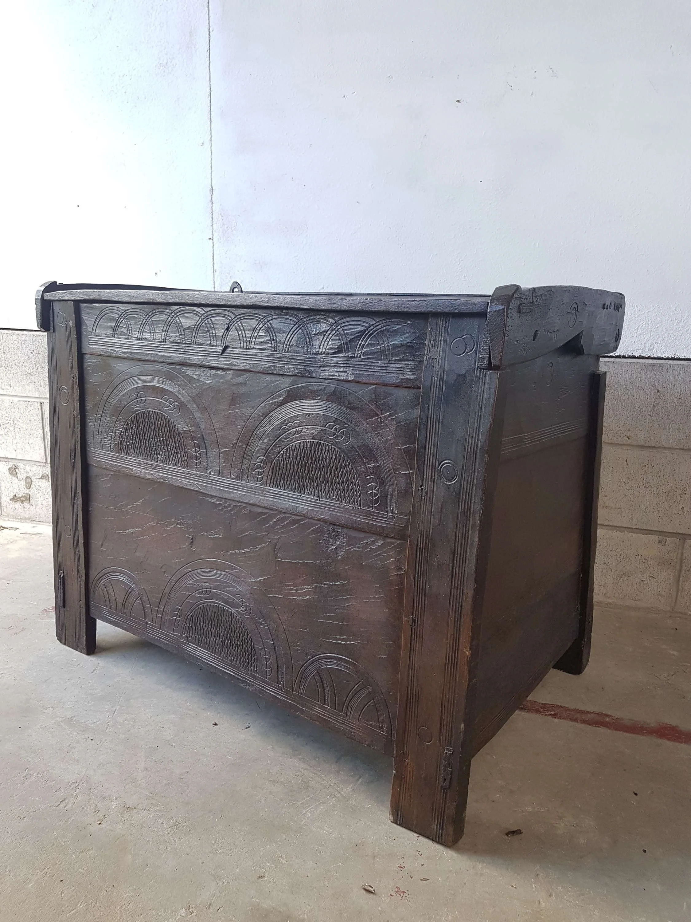 18thc-transylvanian-dowry-chest_10184_main_size3.jpg