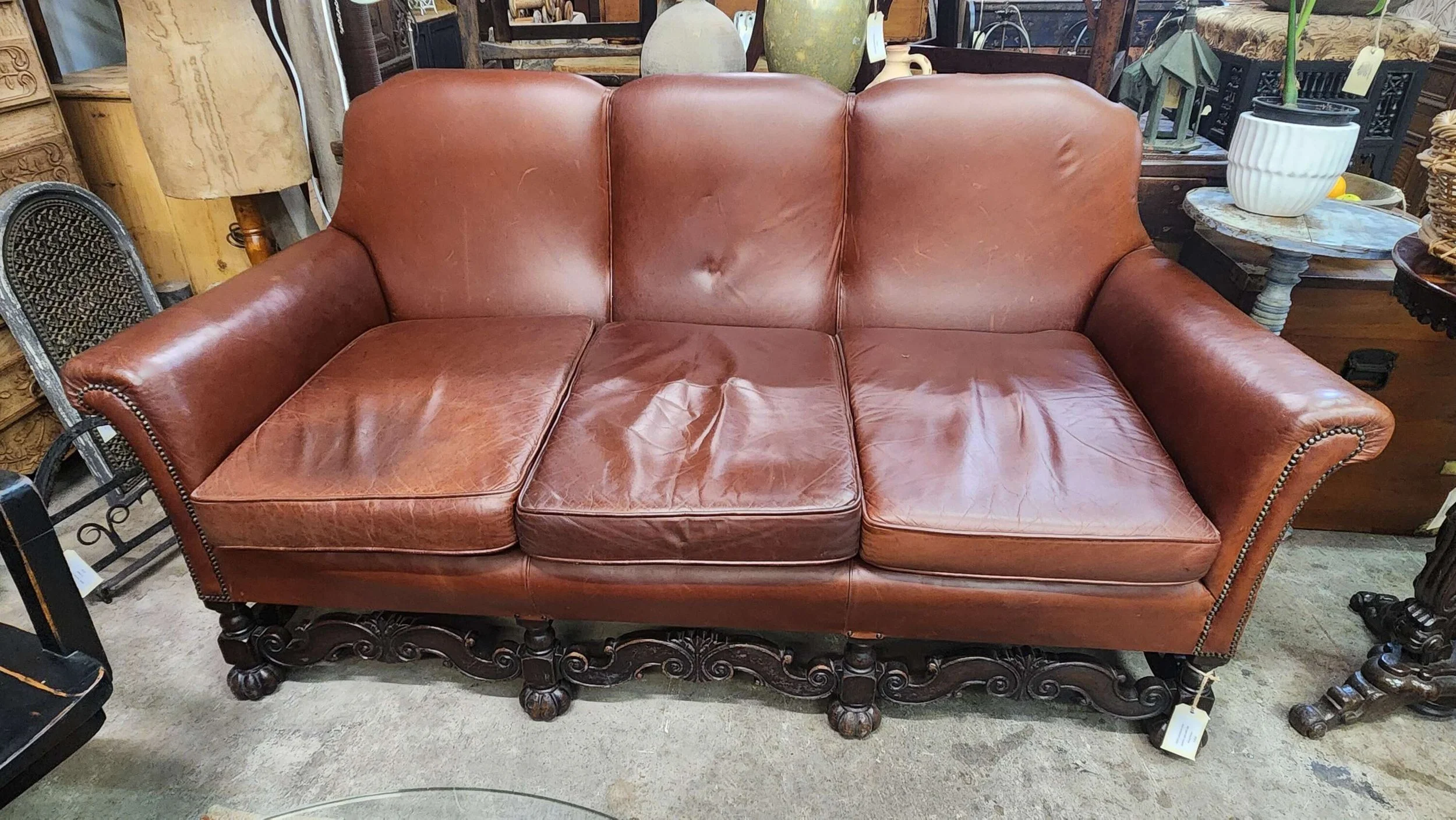 1920-s-jacobean-style-carved-oak-show-frame-leather-settee_10291_pic4_size4.jpg