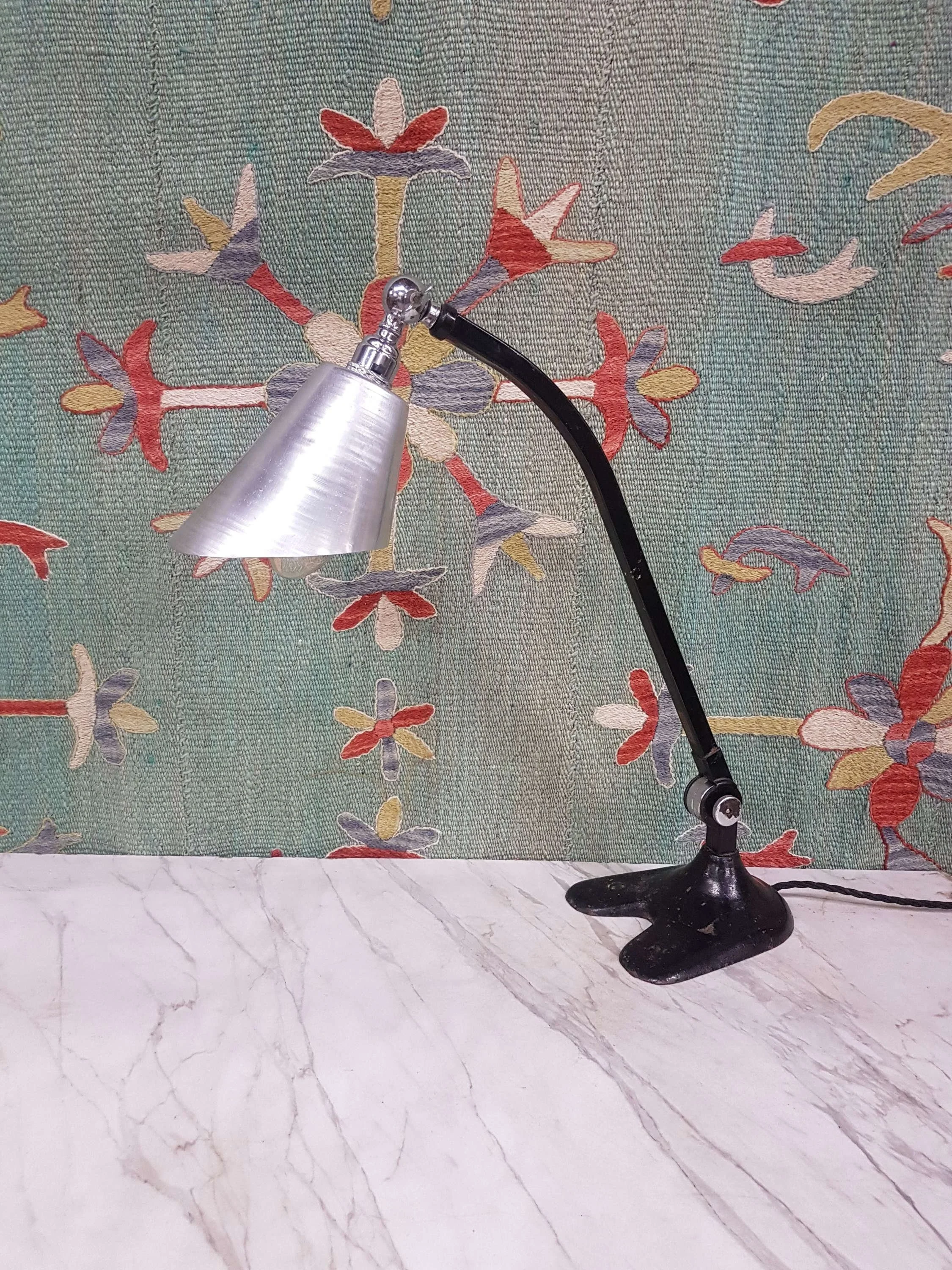 invisaflex-desk-lamp_10134_main_size3.jpg