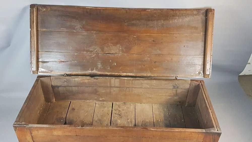 18th-century-walnut-sword-chest_10076_pic5_size2.jpg