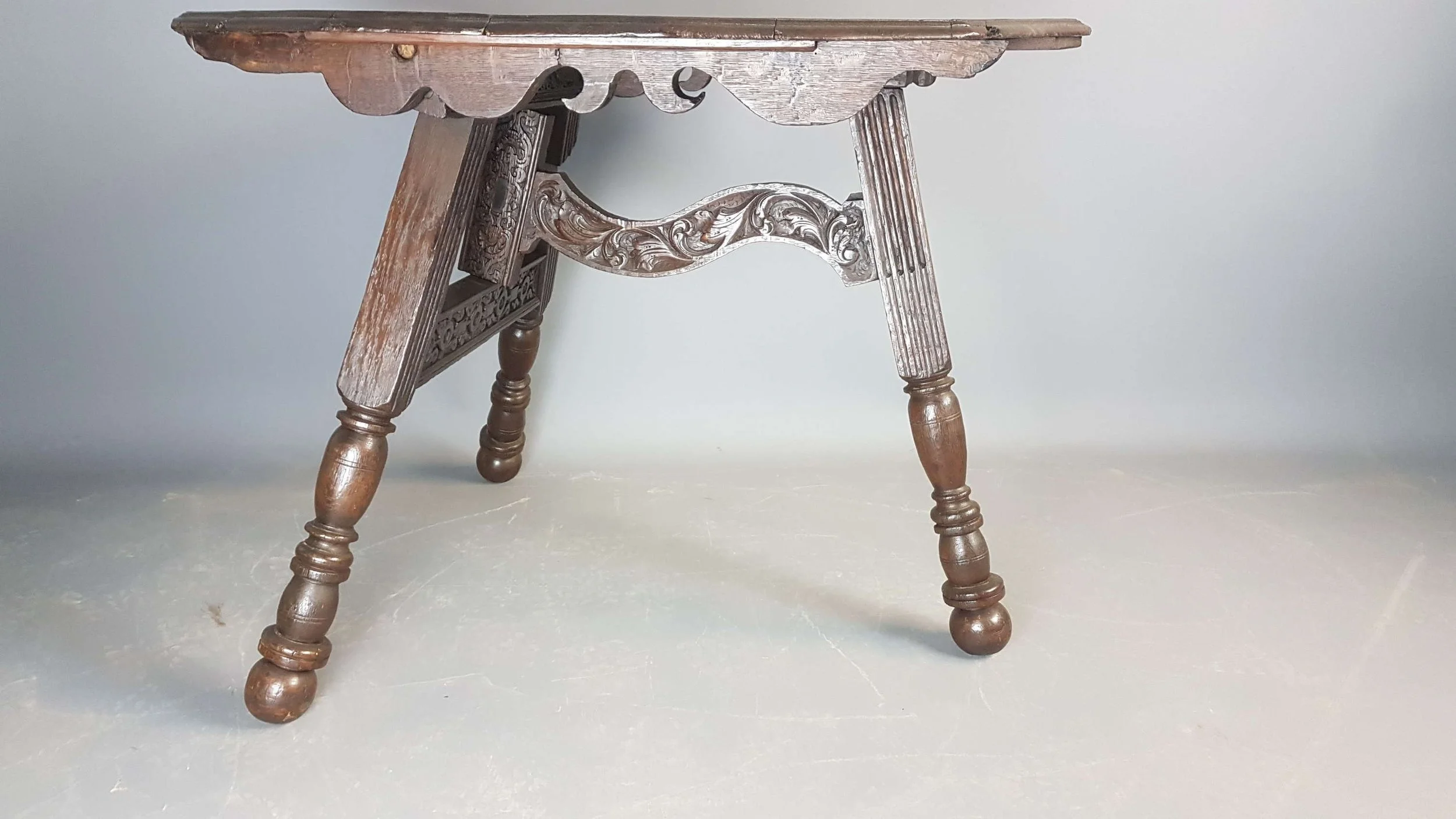 19thc-dutch-carved-folding-oak-vendage-table_10082_main_size3.jpg